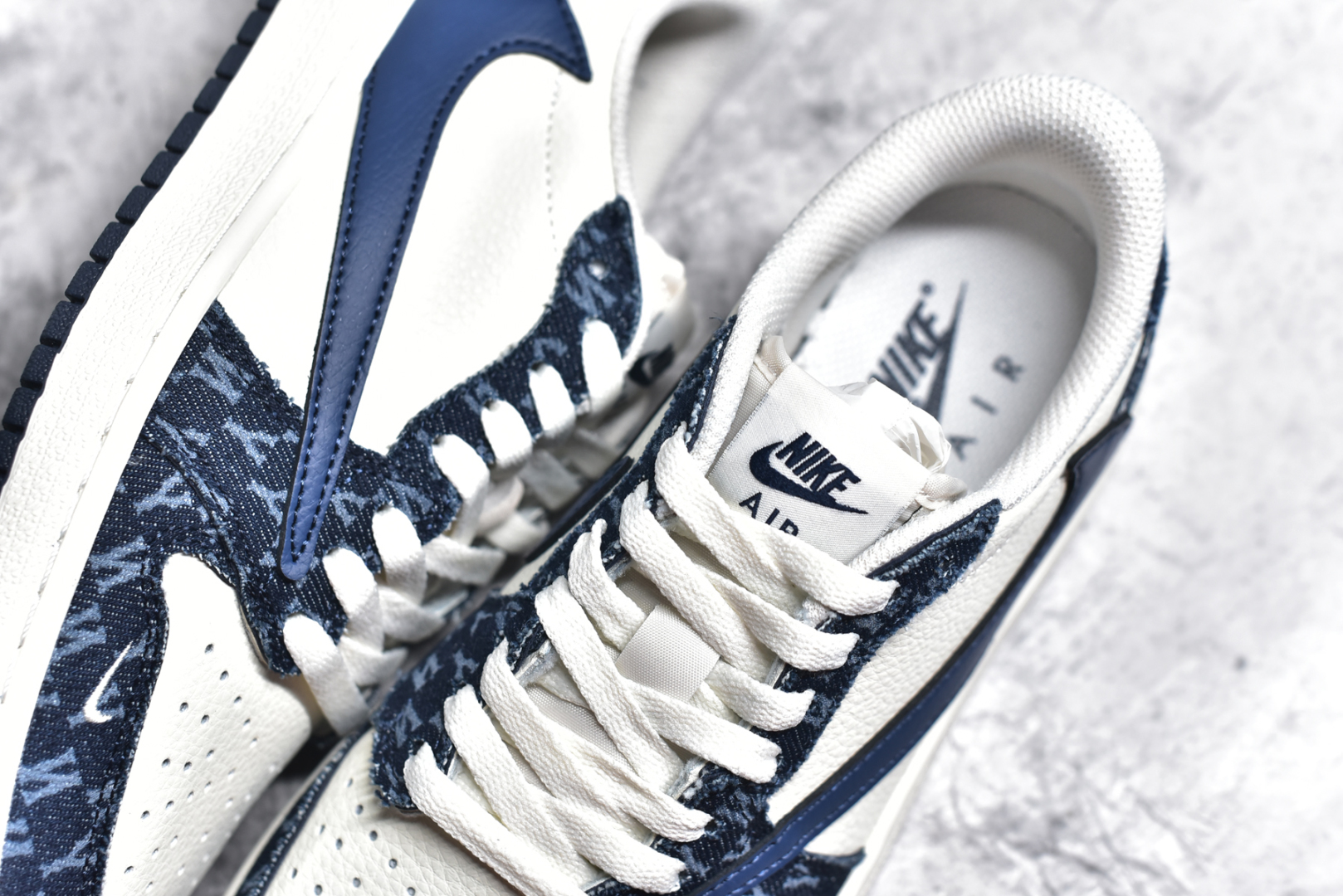 图片[9]-#Travis Scott x Fragment Design x Air Jordan 1 Low OG SP AJ1 乔1 MLB联名 白蓝牛仔 低帮文化休闲板鞋 DM7866-051 #多方联名合作融合了Travis Scott 独特的音乐风格，藤原浩个性的设计风格以及Jordan品牌的经典元素 使其成为一双具有独特身份和价值的鞋子 清新而立体的外观加上联名标识更突出了其独特身份 这种配色方案显示出活力和时尚感 在视觉上引人注目 鞋身的质感和细腻的细节处理使其显得高端而格调十足 这款“倒钩”联名是设计与创意完美结合 融合多方的个性风格是一款备受瞩目的潮流鞋款 尺码：36 36.5 37.5 38 38.5 39 40 40.5 41 42 42.5 43 44 44.5 45-选品中心