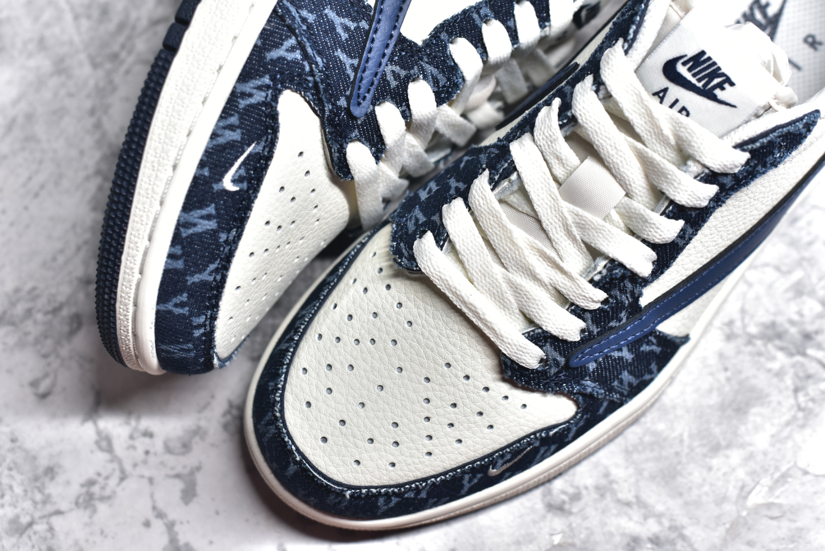 图片[8]-#Travis Scott x Fragment Design x Air Jordan 1 Low OG SP AJ1 乔1 MLB联名 白蓝牛仔 低帮文化休闲板鞋 DM7866-051 #多方联名合作融合了Travis Scott 独特的音乐风格，藤原浩个性的设计风格以及Jordan品牌的经典元素 使其成为一双具有独特身份和价值的鞋子 清新而立体的外观加上联名标识更突出了其独特身份 这种配色方案显示出活力和时尚感 在视觉上引人注目 鞋身的质感和细腻的细节处理使其显得高端而格调十足 这款“倒钩”联名是设计与创意完美结合 融合多方的个性风格是一款备受瞩目的潮流鞋款 尺码：36 36.5 37.5 38 38.5 39 40 40.5 41 42 42.5 43 44 44.5 45-选品中心