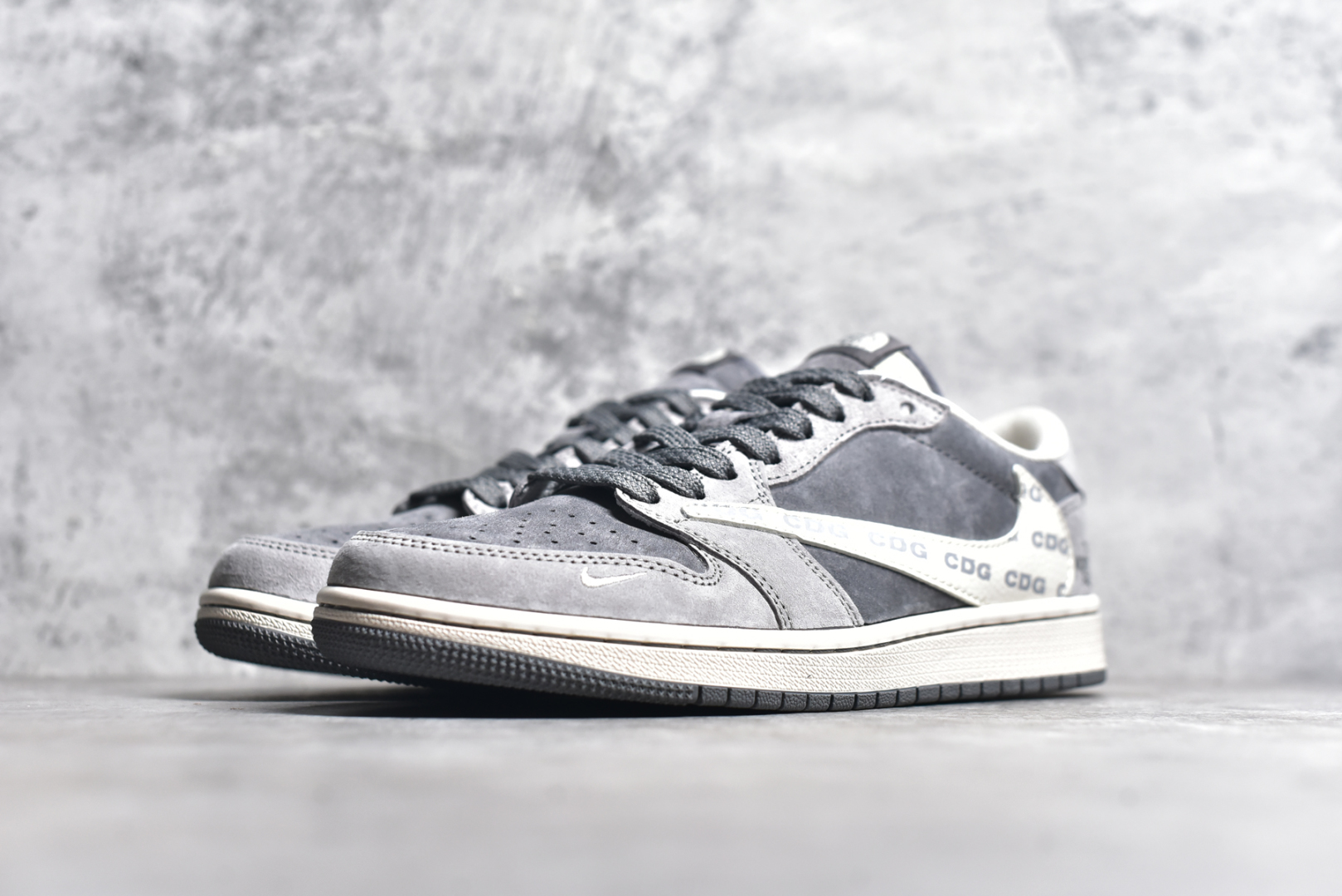 图片[2]-#Travis Scott x Fragment Design x Air Jordan 1 Low OG SP AJ1 乔1 北面联名 北极灰 低帮文化休闲板鞋 XS3086-008 #多方联名合作融合了Travis Scott 独特的音乐风格，藤原浩个性的设计风格以及Jordan品牌的经典元素 使其成为一双具有独特身份和价值的鞋子 清新而立体的外观加上联名标识更突出了其独特身份 这种配色方案显示出活力和时尚感 在视觉上引人注目 鞋身的质感和细腻的细节处理使其显得高端而格调十足 这款“倒钩”联名是设计与创意完美结合 融合多方的个性风格是一款备受瞩目的潮流鞋款 尺码：36 36.5 37.5 38 38.5 39 40 40.5 41 42 42.5 43 44 44.5 45-选品中心