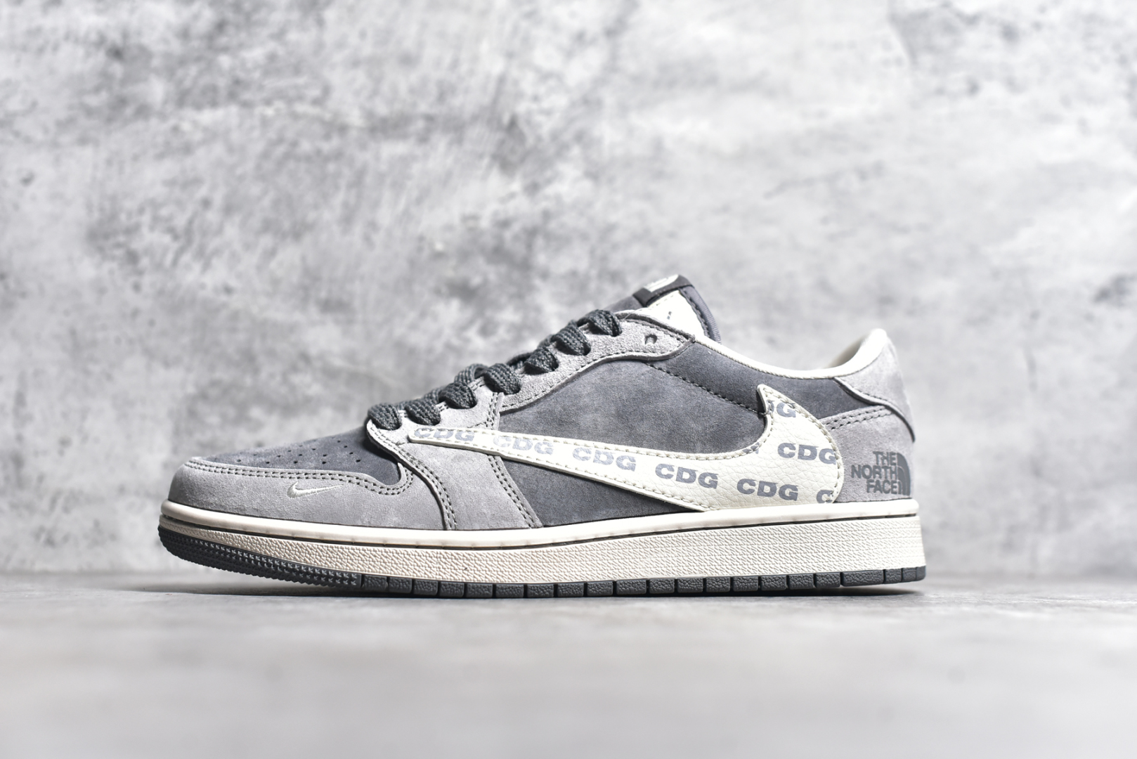 #Travis Scott x Fragment Design x Air Jordan 1 Low OG SP AJ1 乔1 北面联名 北极灰 低帮文化休闲板鞋 XS3086-008 #多方联名合作融合了Travis Scott 独特的音乐风格，藤原浩个性的设计风格以及Jordan品牌的经典元素 使其成为一双具有独特身份和价值的鞋子 清新而立体的外观加上联名标识更突出了其独特身份 这种配色方案显示出活力和时尚感 在视觉上引人注目 鞋身的质感和细腻的细节处理使其显得高端而格调十足 这款“倒钩”联名是设计与创意完美结合 融合多方的个性风格是一款备受瞩目的潮流鞋款 尺码：36 36.5 37.5 38 38.5 39 40 40.5 41 42 42.5 43 44 44.5 45-选品中心