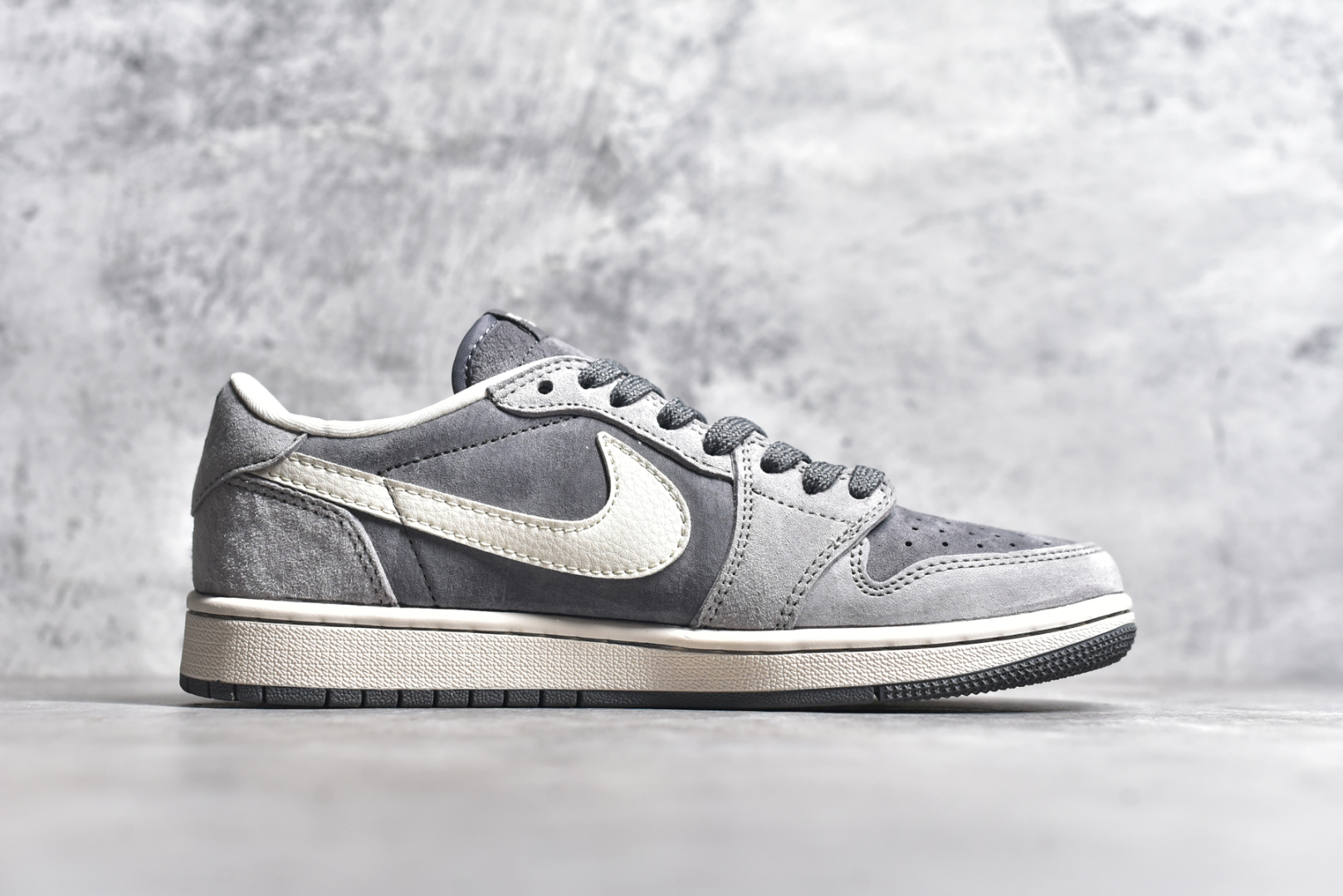图片[3]-#Travis Scott x Fragment Design x Air Jordan 1 Low OG SP AJ1 乔1 北面联名 北极灰 低帮文化休闲板鞋 XS3086-008 #多方联名合作融合了Travis Scott 独特的音乐风格，藤原浩个性的设计风格以及Jordan品牌的经典元素 使其成为一双具有独特身份和价值的鞋子 清新而立体的外观加上联名标识更突出了其独特身份 这种配色方案显示出活力和时尚感 在视觉上引人注目 鞋身的质感和细腻的细节处理使其显得高端而格调十足 这款“倒钩”联名是设计与创意完美结合 融合多方的个性风格是一款备受瞩目的潮流鞋款 尺码：36 36.5 37.5 38 38.5 39 40 40.5 41 42 42.5 43 44 44.5 45-选品中心