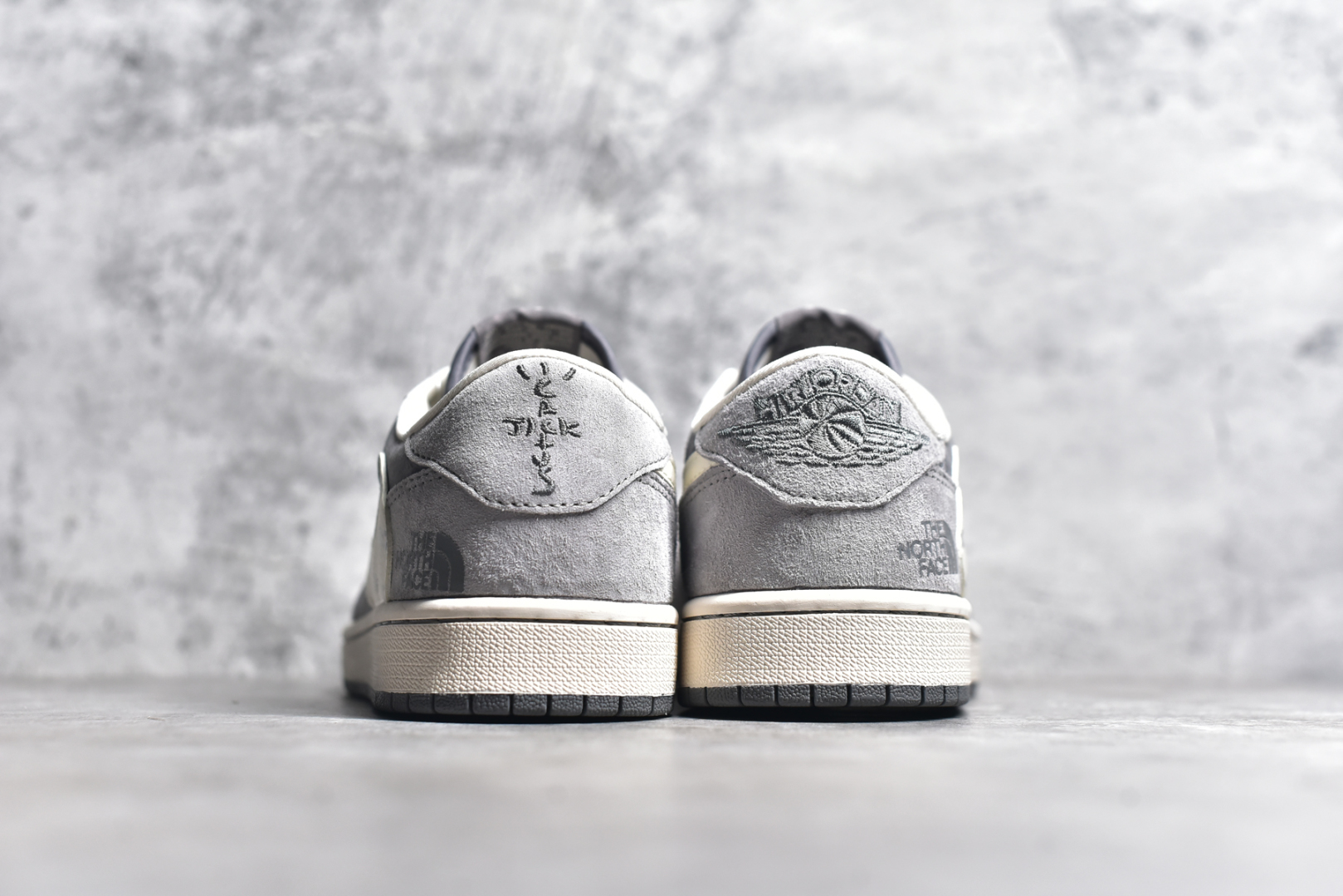 图片[5]-#Travis Scott x Fragment Design x Air Jordan 1 Low OG SP AJ1 乔1 北面联名 北极灰 低帮文化休闲板鞋 XS3086-008 #多方联名合作融合了Travis Scott 独特的音乐风格，藤原浩个性的设计风格以及Jordan品牌的经典元素 使其成为一双具有独特身份和价值的鞋子 清新而立体的外观加上联名标识更突出了其独特身份 这种配色方案显示出活力和时尚感 在视觉上引人注目 鞋身的质感和细腻的细节处理使其显得高端而格调十足 这款“倒钩”联名是设计与创意完美结合 融合多方的个性风格是一款备受瞩目的潮流鞋款 尺码：36 36.5 37.5 38 38.5 39 40 40.5 41 42 42.5 43 44 44.5 45-选品中心