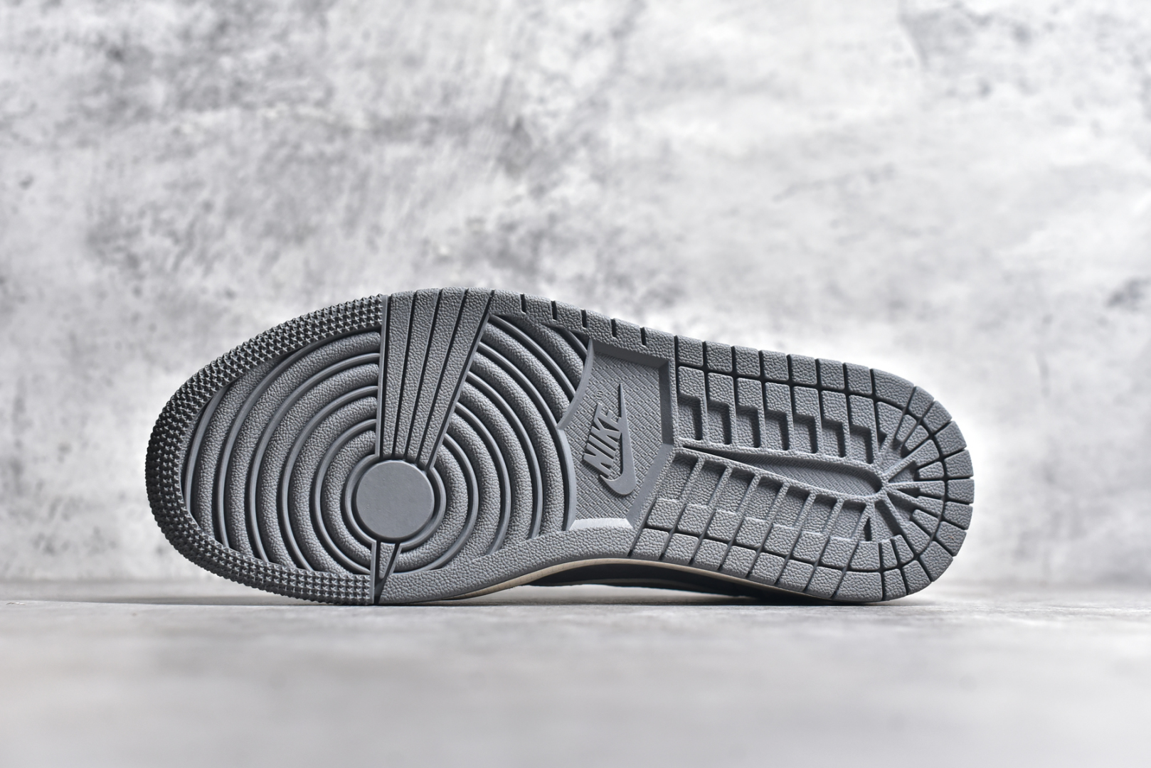 图片[6]-#Travis Scott x Fragment Design x Air Jordan 1 Low OG SP AJ1 乔1 北面联名 北极灰 低帮文化休闲板鞋 XS3086-008 #多方联名合作融合了Travis Scott 独特的音乐风格，藤原浩个性的设计风格以及Jordan品牌的经典元素 使其成为一双具有独特身份和价值的鞋子 清新而立体的外观加上联名标识更突出了其独特身份 这种配色方案显示出活力和时尚感 在视觉上引人注目 鞋身的质感和细腻的细节处理使其显得高端而格调十足 这款“倒钩”联名是设计与创意完美结合 融合多方的个性风格是一款备受瞩目的潮流鞋款 尺码：36 36.5 37.5 38 38.5 39 40 40.5 41 42 42.5 43 44 44.5 45-选品中心