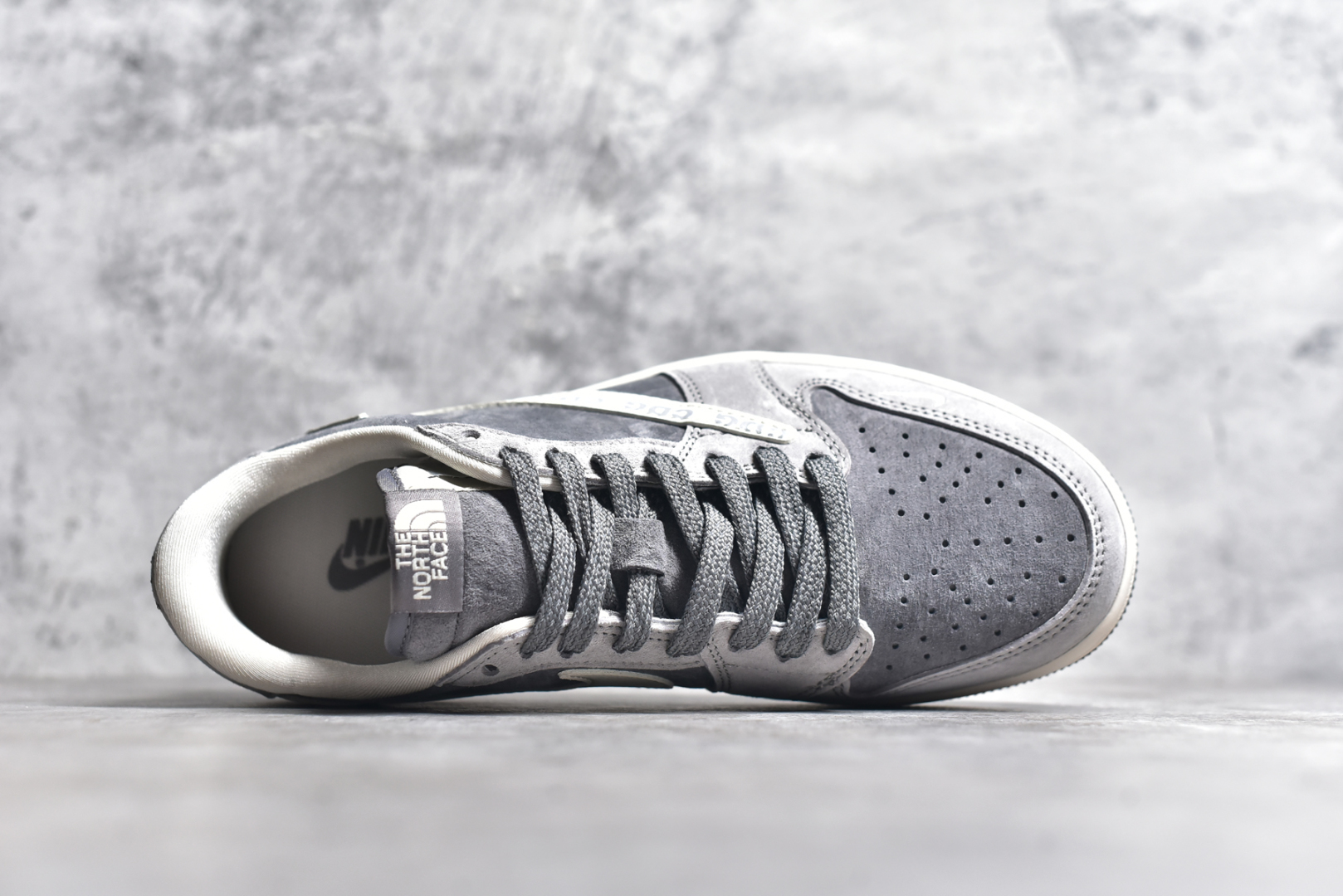 图片[4]-#Travis Scott x Fragment Design x Air Jordan 1 Low OG SP AJ1 乔1 北面联名 北极灰 低帮文化休闲板鞋 XS3086-008 #多方联名合作融合了Travis Scott 独特的音乐风格，藤原浩个性的设计风格以及Jordan品牌的经典元素 使其成为一双具有独特身份和价值的鞋子 清新而立体的外观加上联名标识更突出了其独特身份 这种配色方案显示出活力和时尚感 在视觉上引人注目 鞋身的质感和细腻的细节处理使其显得高端而格调十足 这款“倒钩”联名是设计与创意完美结合 融合多方的个性风格是一款备受瞩目的潮流鞋款 尺码：36 36.5 37.5 38 38.5 39 40 40.5 41 42 42.5 43 44 44.5 45-选品中心
