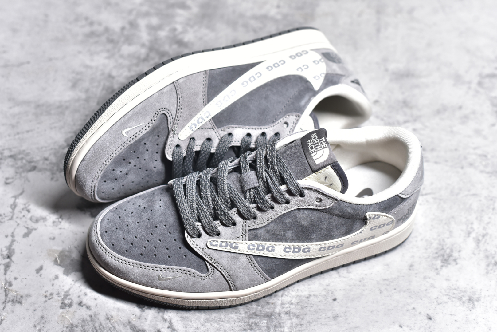 图片[7]-#Travis Scott x Fragment Design x Air Jordan 1 Low OG SP AJ1 乔1 北面联名 北极灰 低帮文化休闲板鞋 XS3086-008 #多方联名合作融合了Travis Scott 独特的音乐风格，藤原浩个性的设计风格以及Jordan品牌的经典元素 使其成为一双具有独特身份和价值的鞋子 清新而立体的外观加上联名标识更突出了其独特身份 这种配色方案显示出活力和时尚感 在视觉上引人注目 鞋身的质感和细腻的细节处理使其显得高端而格调十足 这款“倒钩”联名是设计与创意完美结合 融合多方的个性风格是一款备受瞩目的潮流鞋款 尺码：36 36.5 37.5 38 38.5 39 40 40.5 41 42 42.5 43 44 44.5 45-选品中心