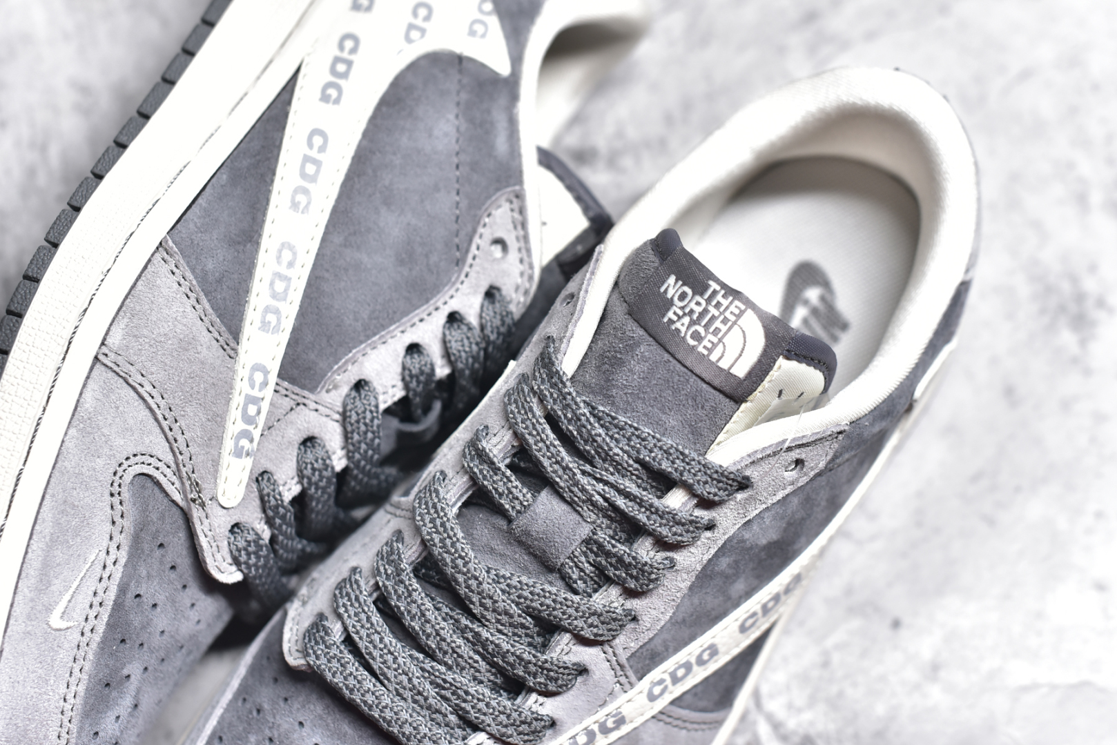 图片[9]-#Travis Scott x Fragment Design x Air Jordan 1 Low OG SP AJ1 乔1 北面联名 北极灰 低帮文化休闲板鞋 XS3086-008 #多方联名合作融合了Travis Scott 独特的音乐风格，藤原浩个性的设计风格以及Jordan品牌的经典元素 使其成为一双具有独特身份和价值的鞋子 清新而立体的外观加上联名标识更突出了其独特身份 这种配色方案显示出活力和时尚感 在视觉上引人注目 鞋身的质感和细腻的细节处理使其显得高端而格调十足 这款“倒钩”联名是设计与创意完美结合 融合多方的个性风格是一款备受瞩目的潮流鞋款 尺码：36 36.5 37.5 38 38.5 39 40 40.5 41 42 42.5 43 44 44.5 45-选品中心