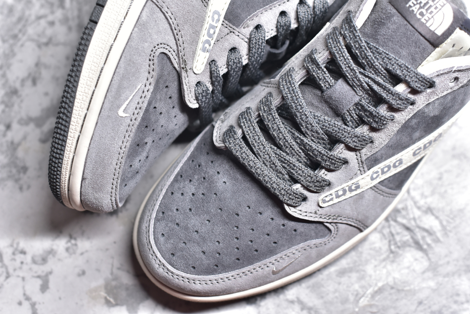 图片[8]-#Travis Scott x Fragment Design x Air Jordan 1 Low OG SP AJ1 乔1 北面联名 北极灰 低帮文化休闲板鞋 XS3086-008 #多方联名合作融合了Travis Scott 独特的音乐风格，藤原浩个性的设计风格以及Jordan品牌的经典元素 使其成为一双具有独特身份和价值的鞋子 清新而立体的外观加上联名标识更突出了其独特身份 这种配色方案显示出活力和时尚感 在视觉上引人注目 鞋身的质感和细腻的细节处理使其显得高端而格调十足 这款“倒钩”联名是设计与创意完美结合 融合多方的个性风格是一款备受瞩目的潮流鞋款 尺码：36 36.5 37.5 38 38.5 39 40 40.5 41 42 42.5 43 44 44.5 45-选品中心