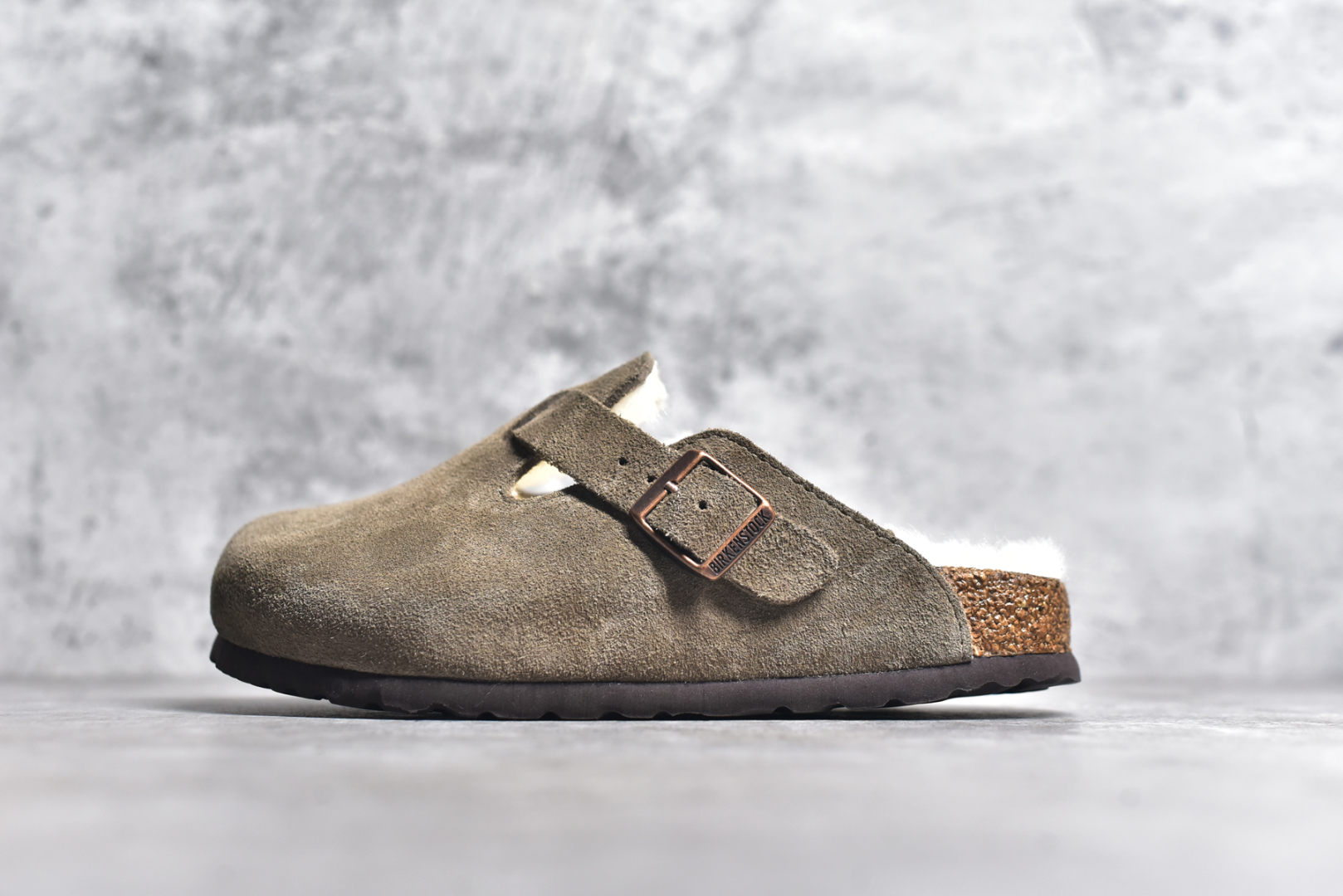 #独家 外贸批次 加绒Birkenstock Boston VL 勃肯软木底包头拖鞋加绒版 天鹅绒般的绒面革赋子休闲的经典外观 四季皆宜 柔软的鞋床采用额外的泡沫缓冲层 提供额外的舒适感和全天支撑 全网独家首发 源于德国的严谨工艺 牛巴戎面 中层松木 EVA 三层组合大底 优质牛皮面料五金扣 出口订单 尺码：35 36 37 38 39 40-选品中心