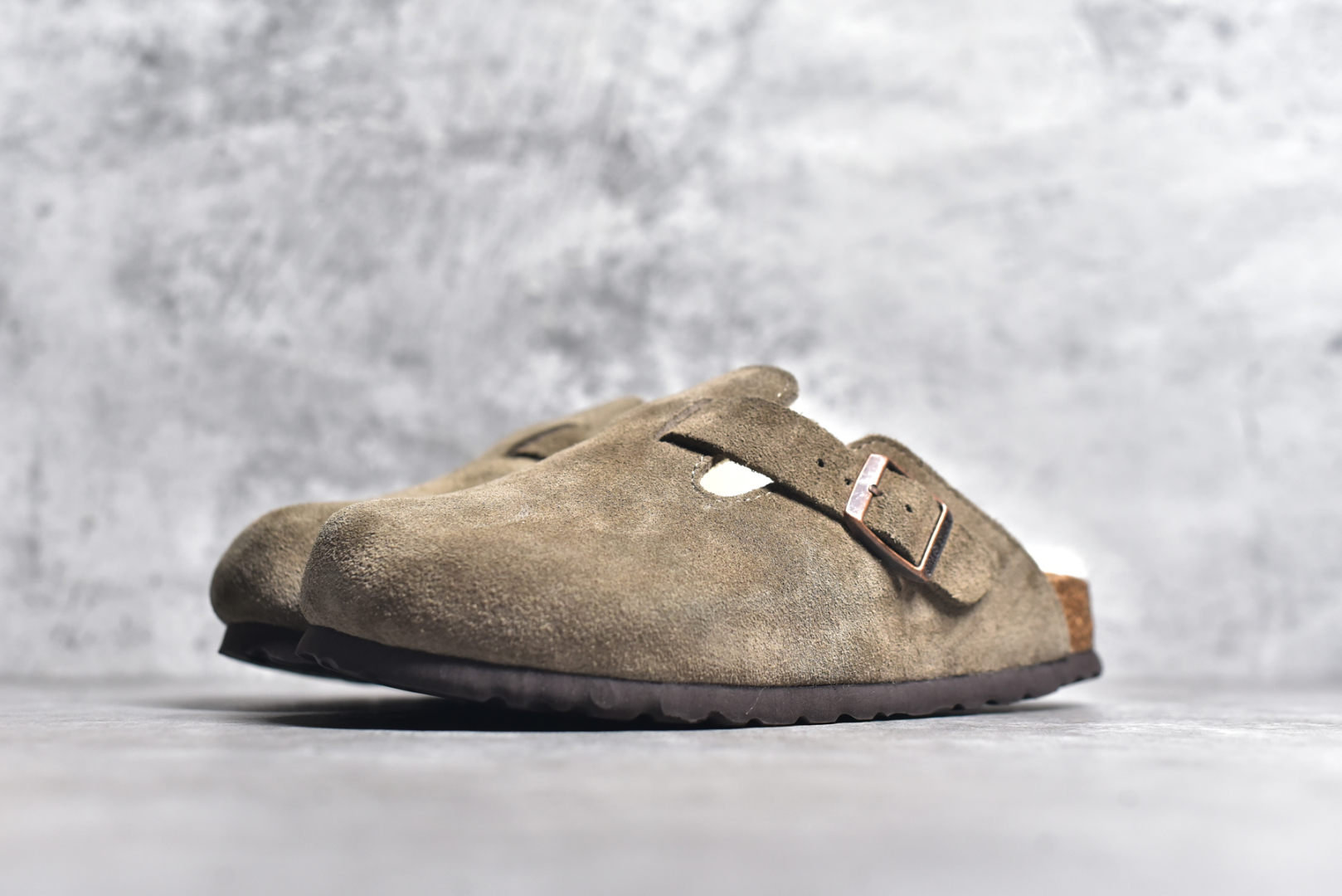 图片[2]-#独家 外贸批次 加绒Birkenstock Boston VL 勃肯软木底包头拖鞋加绒版 天鹅绒般的绒面革赋子休闲的经典外观 四季皆宜 柔软的鞋床采用额外的泡沫缓冲层 提供额外的舒适感和全天支撑 全网独家首发 源于德国的严谨工艺 牛巴戎面 中层松木 EVA 三层组合大底 优质牛皮面料五金扣 出口订单 尺码：35 36 37 38 39 40-选品中心