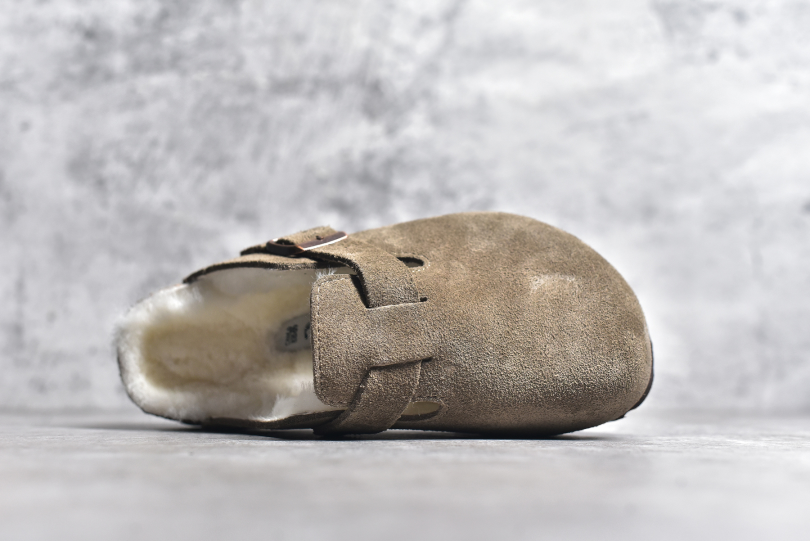 图片[4]-#独家 外贸批次 加绒Birkenstock Boston VL 勃肯软木底包头拖鞋加绒版 天鹅绒般的绒面革赋子休闲的经典外观 四季皆宜 柔软的鞋床采用额外的泡沫缓冲层 提供额外的舒适感和全天支撑 全网独家首发 源于德国的严谨工艺 牛巴戎面 中层松木 EVA 三层组合大底 优质牛皮面料五金扣 出口订单 尺码：35 36 37 38 39 40-选品中心