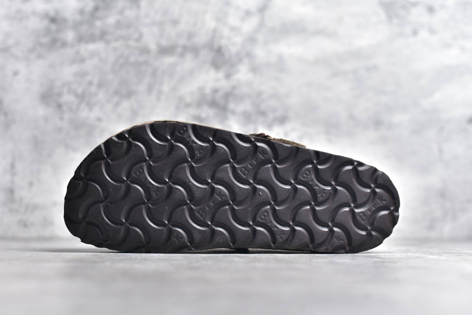 图片[6]-#独家 外贸批次 加绒Birkenstock Boston VL 勃肯软木底包头拖鞋加绒版 天鹅绒般的绒面革赋子休闲的经典外观 四季皆宜 柔软的鞋床采用额外的泡沫缓冲层 提供额外的舒适感和全天支撑 全网独家首发 源于德国的严谨工艺 牛巴戎面 中层松木 EVA 三层组合大底 优质牛皮面料五金扣 出口订单 尺码：35 36 37 38 39 40-选品中心