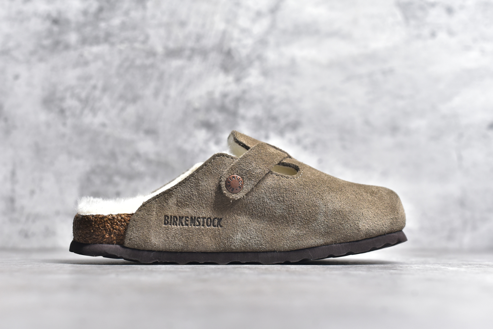 图片[3]-#独家 外贸批次 加绒Birkenstock Boston VL 勃肯软木底包头拖鞋加绒版 天鹅绒般的绒面革赋子休闲的经典外观 四季皆宜 柔软的鞋床采用额外的泡沫缓冲层 提供额外的舒适感和全天支撑 全网独家首发 源于德国的严谨工艺 牛巴戎面 中层松木 EVA 三层组合大底 优质牛皮面料五金扣 出口订单 尺码：35 36 37 38 39 40-选品中心