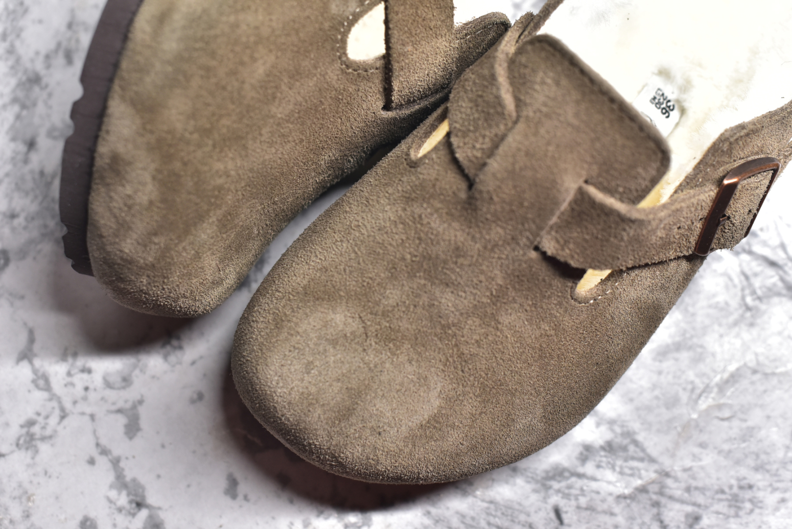图片[8]-#独家 外贸批次 加绒Birkenstock Boston VL 勃肯软木底包头拖鞋加绒版 天鹅绒般的绒面革赋子休闲的经典外观 四季皆宜 柔软的鞋床采用额外的泡沫缓冲层 提供额外的舒适感和全天支撑 全网独家首发 源于德国的严谨工艺 牛巴戎面 中层松木 EVA 三层组合大底 优质牛皮面料五金扣 出口订单 尺码：35 36 37 38 39 40-选品中心