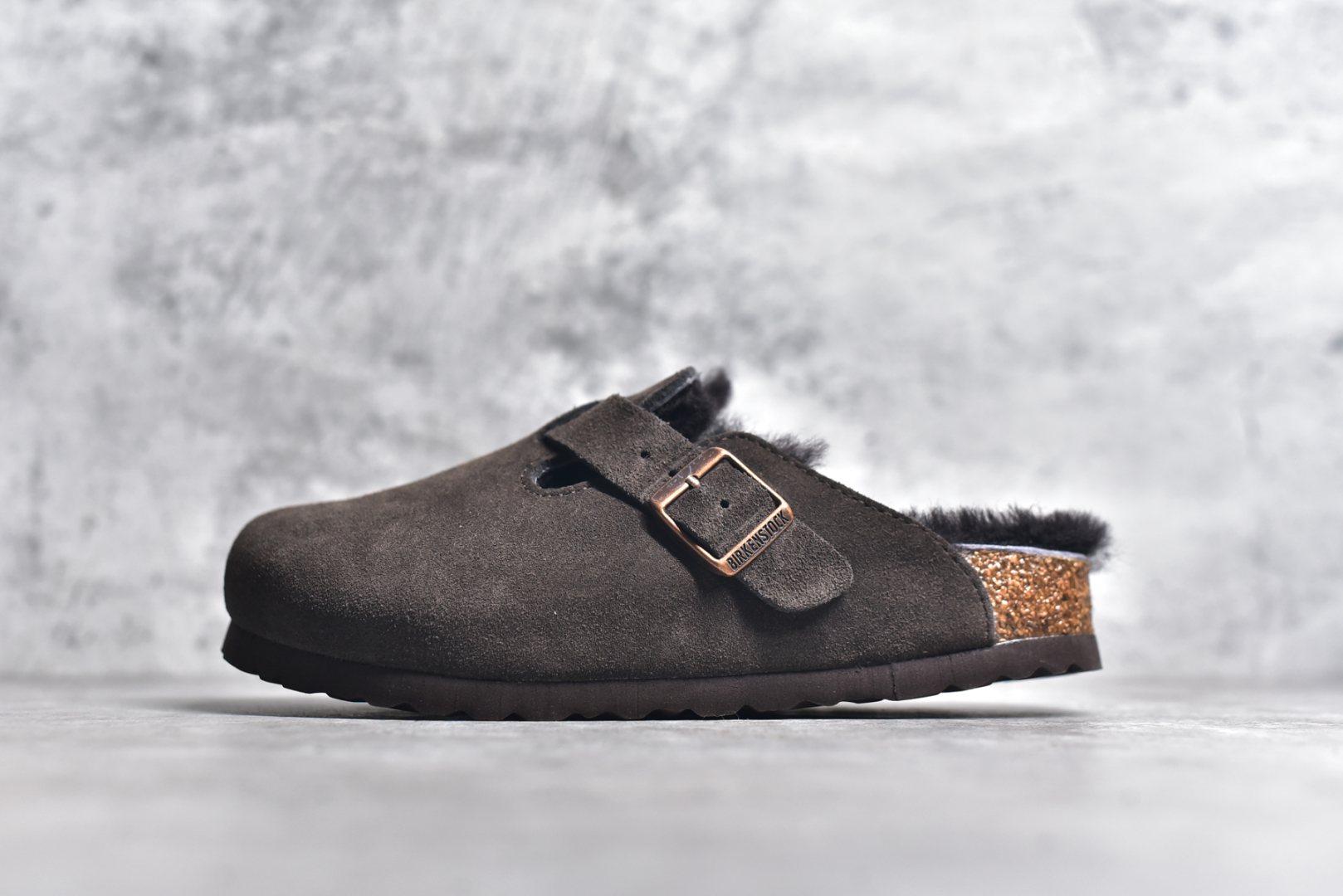 #独家 外贸批次 加绒Birkenstock Boston VL 勃肯软木底包头拖鞋加绒版 天鹅绒般的绒面革赋子休闲的经典外观 四季皆宜 柔软的鞋床采用额外的泡沫缓冲层 提供额外的舒适感和全天支撑 全网独家首发 源于德国的严谨工艺 牛巴戎面 中层松木 EVA 三层组合大底 优质牛皮面料五金扣 出口订单 尺码：35 36 37 38 39 40-选品中心