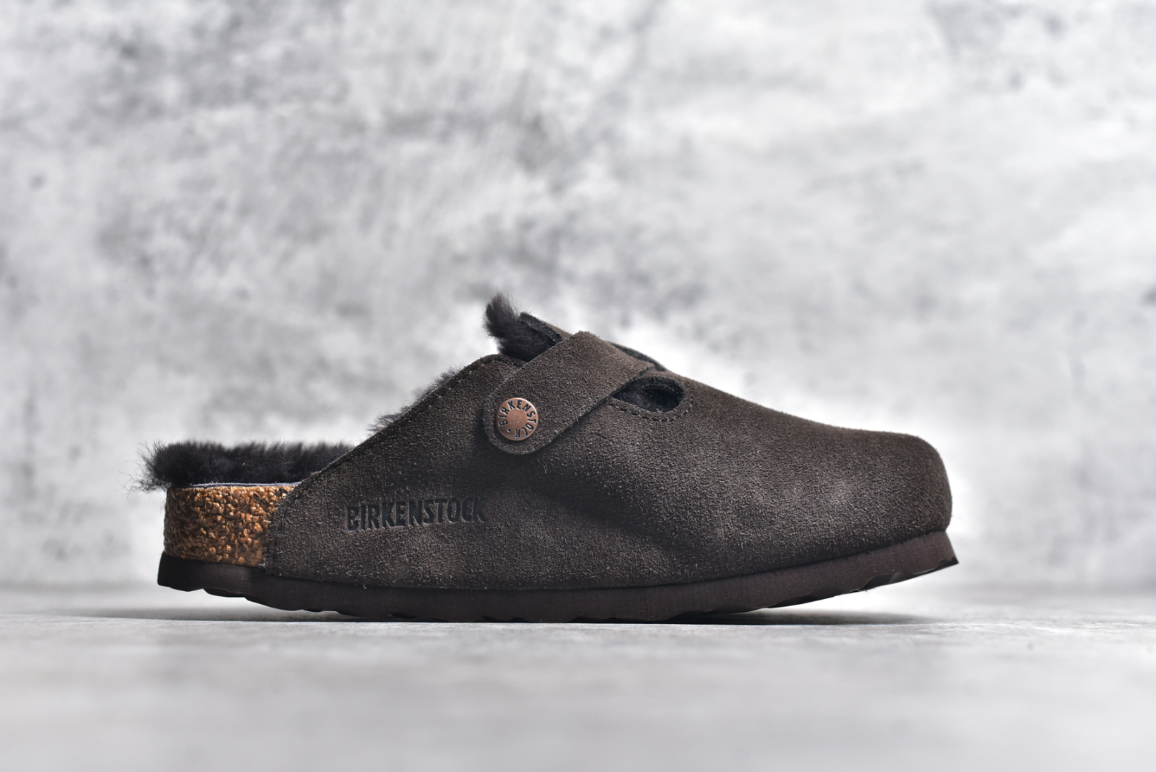图片[3]-#独家 外贸批次 加绒Birkenstock Boston VL 勃肯软木底包头拖鞋加绒版 天鹅绒般的绒面革赋子休闲的经典外观 四季皆宜 柔软的鞋床采用额外的泡沫缓冲层 提供额外的舒适感和全天支撑 全网独家首发 源于德国的严谨工艺 牛巴戎面 中层松木 EVA 三层组合大底 优质牛皮面料五金扣 出口订单 尺码：35 36 37 38 39 40-选品中心