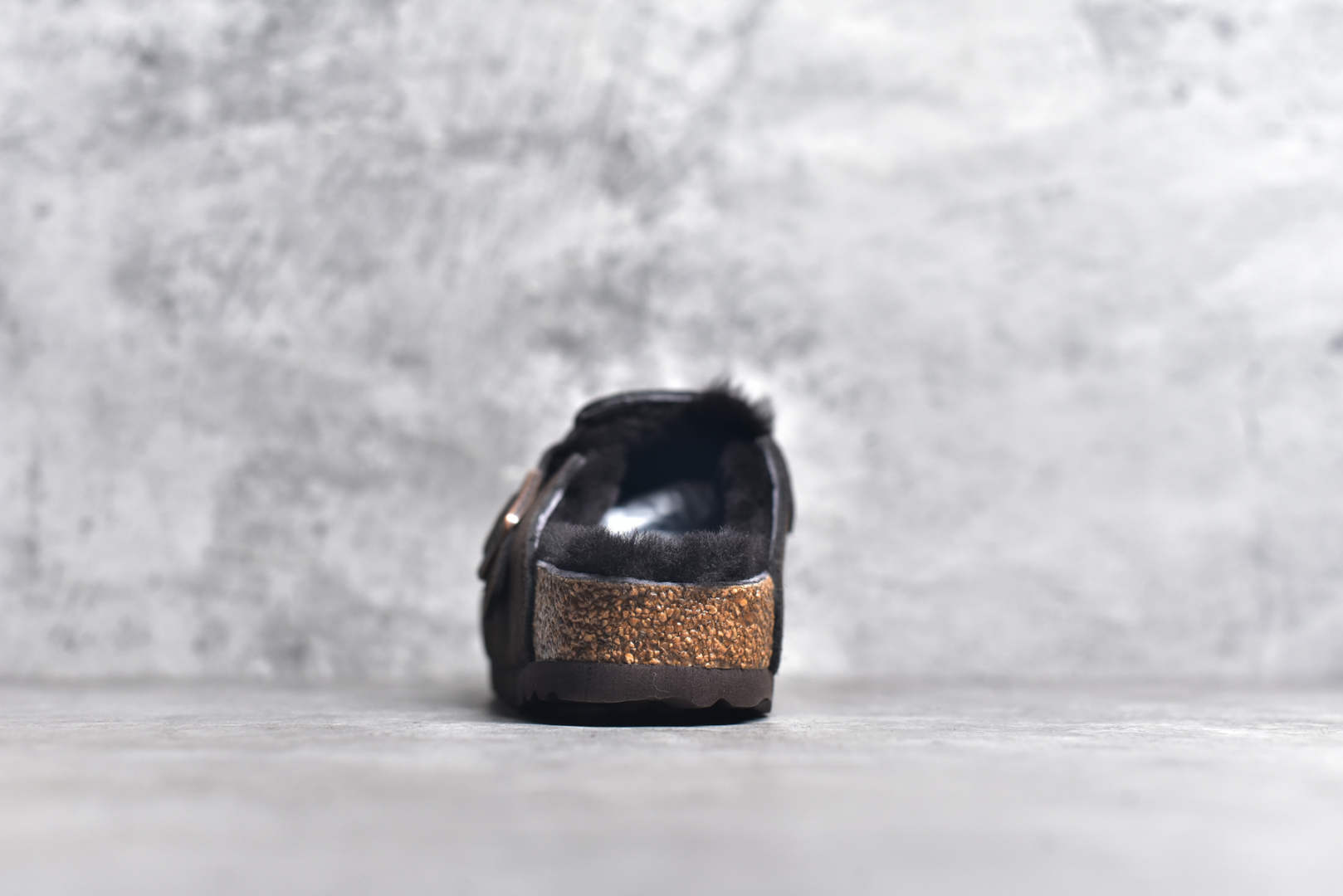 图片[5]-#独家 外贸批次 加绒Birkenstock Boston VL 勃肯软木底包头拖鞋加绒版 天鹅绒般的绒面革赋子休闲的经典外观 四季皆宜 柔软的鞋床采用额外的泡沫缓冲层 提供额外的舒适感和全天支撑 全网独家首发 源于德国的严谨工艺 牛巴戎面 中层松木 EVA 三层组合大底 优质牛皮面料五金扣 出口订单 尺码：35 36 37 38 39 40-选品中心