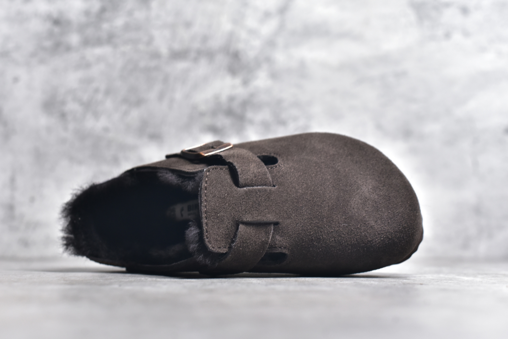 图片[4]-#独家 外贸批次 加绒Birkenstock Boston VL 勃肯软木底包头拖鞋加绒版 天鹅绒般的绒面革赋子休闲的经典外观 四季皆宜 柔软的鞋床采用额外的泡沫缓冲层 提供额外的舒适感和全天支撑 全网独家首发 源于德国的严谨工艺 牛巴戎面 中层松木 EVA 三层组合大底 优质牛皮面料五金扣 出口订单 尺码：35 36 37 38 39 40-选品中心