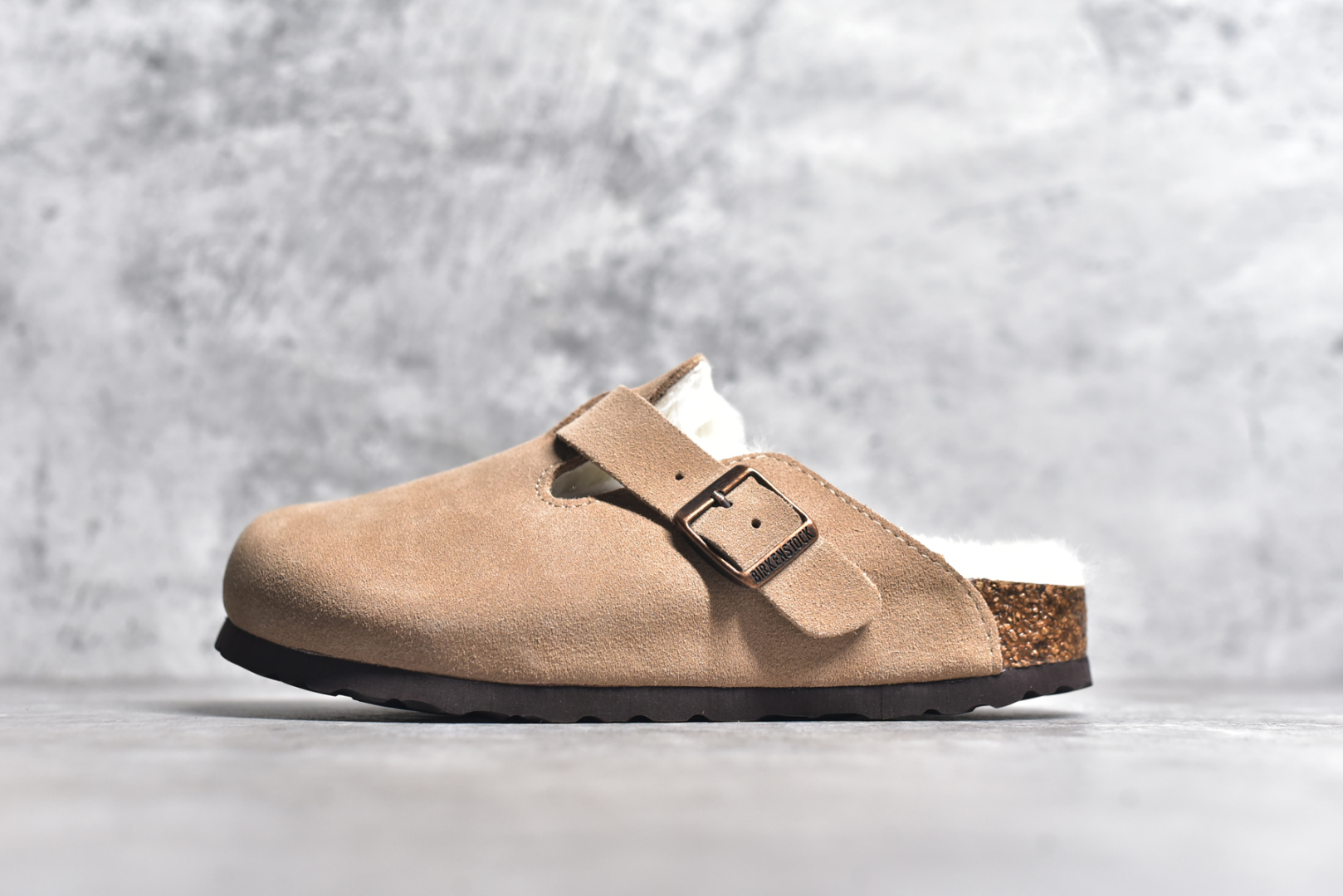 #独家 外贸批次 加绒Birkenstock Boston VL 勃肯软木底包头拖鞋加绒版 天鹅绒般的绒面革赋子休闲的经典外观 四季皆宜 柔软的鞋床采用额外的泡沫缓冲层 提供额外的舒适感和全天支撑 全网独家首发 源于德国的严谨工艺 牛巴戎面 中层松木 EVA 三层组合大底 优质牛皮面料五金扣 出口订单 尺码：35 36 37 38 39 40-选品中心