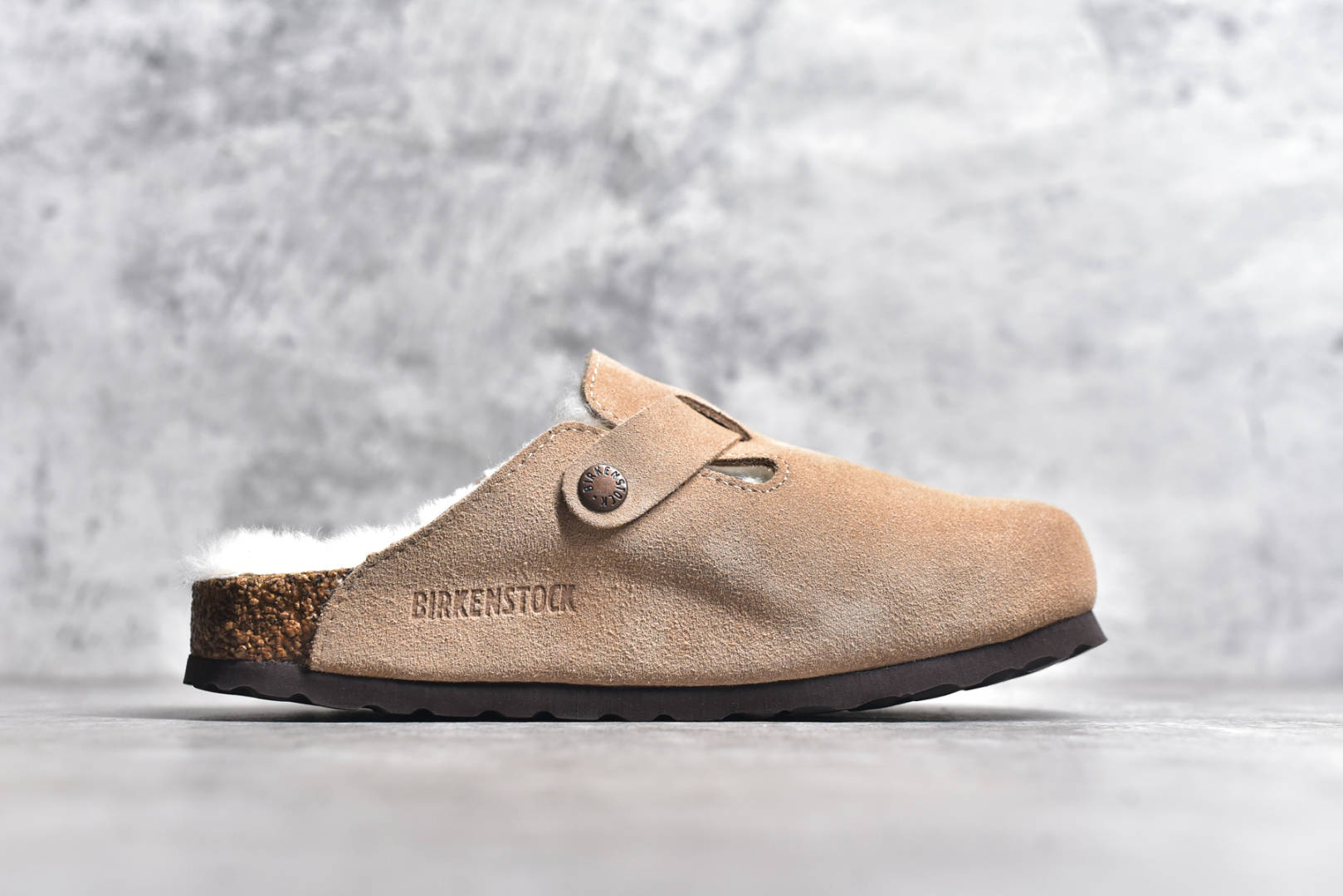 图片[3]-#独家 外贸批次 加绒Birkenstock Boston VL 勃肯软木底包头拖鞋加绒版 天鹅绒般的绒面革赋子休闲的经典外观 四季皆宜 柔软的鞋床采用额外的泡沫缓冲层 提供额外的舒适感和全天支撑 全网独家首发 源于德国的严谨工艺 牛巴戎面 中层松木 EVA 三层组合大底 优质牛皮面料五金扣 出口订单 尺码：35 36 37 38 39 40-选品中心