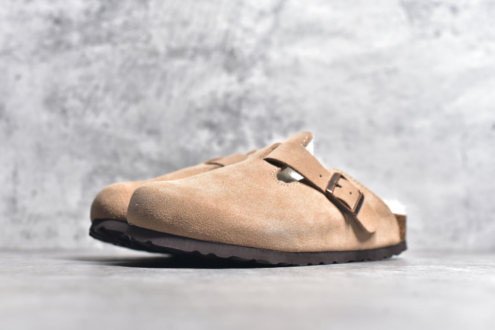 图片[2]-#独家 外贸批次 加绒Birkenstock Boston VL 勃肯软木底包头拖鞋加绒版 天鹅绒般的绒面革赋子休闲的经典外观 四季皆宜 柔软的鞋床采用额外的泡沫缓冲层 提供额外的舒适感和全天支撑 全网独家首发 源于德国的严谨工艺 牛巴戎面 中层松木 EVA 三层组合大底 优质牛皮面料五金扣 出口订单 尺码：35 36 37 38 39 40-选品中心