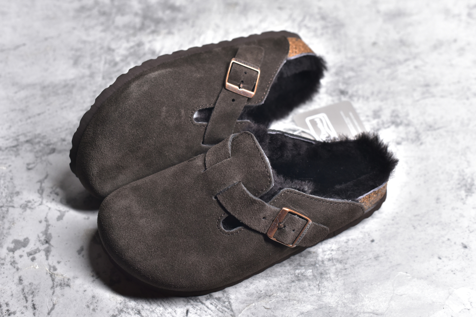 图片[7]-#独家 外贸批次 加绒Birkenstock Boston VL 勃肯软木底包头拖鞋加绒版 天鹅绒般的绒面革赋子休闲的经典外观 四季皆宜 柔软的鞋床采用额外的泡沫缓冲层 提供额外的舒适感和全天支撑 全网独家首发 源于德国的严谨工艺 牛巴戎面 中层松木 EVA 三层组合大底 优质牛皮面料五金扣 出口订单 尺码：35 36 37 38 39 40-选品中心