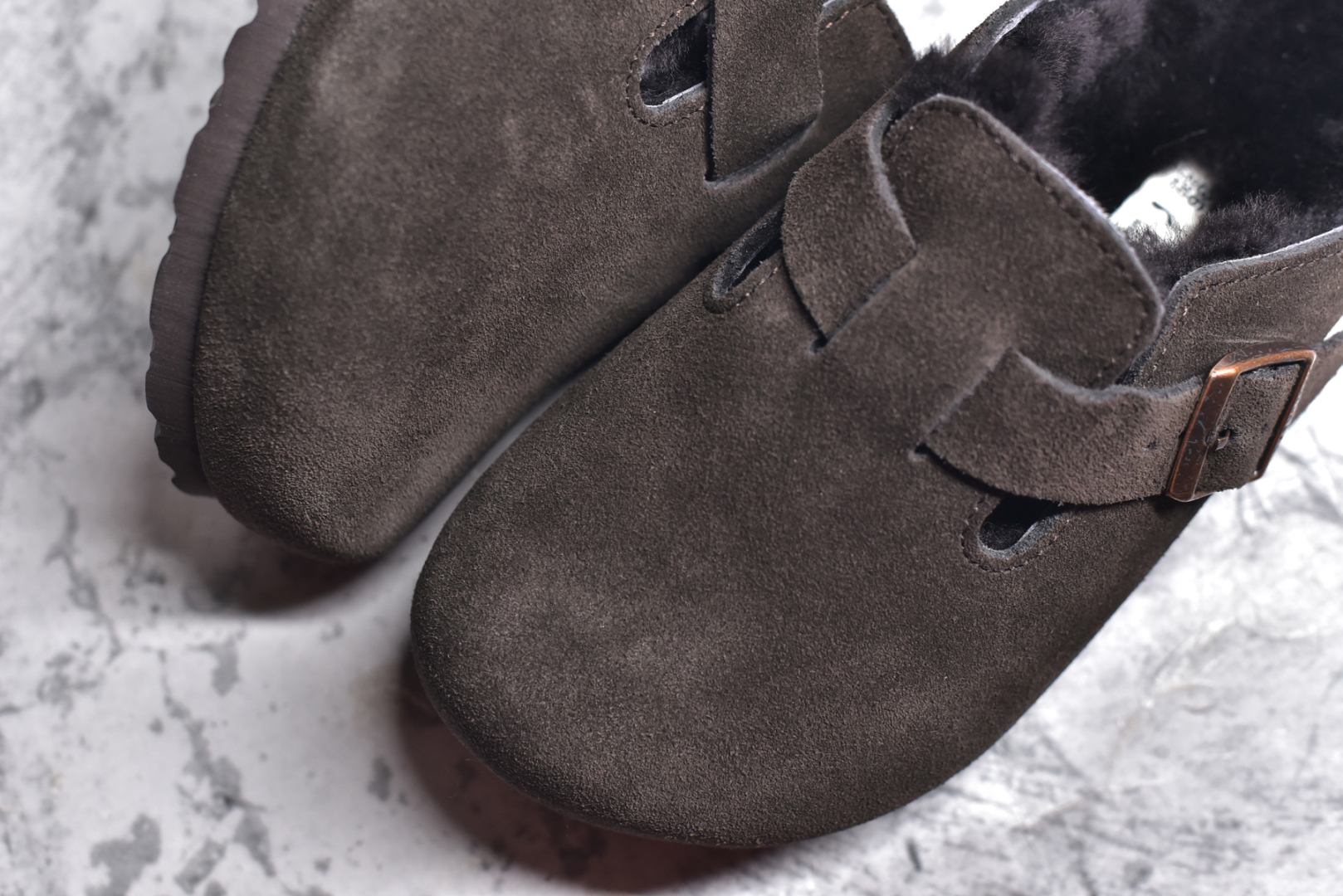 图片[8]-#独家 外贸批次 加绒Birkenstock Boston VL 勃肯软木底包头拖鞋加绒版 天鹅绒般的绒面革赋子休闲的经典外观 四季皆宜 柔软的鞋床采用额外的泡沫缓冲层 提供额外的舒适感和全天支撑 全网独家首发 源于德国的严谨工艺 牛巴戎面 中层松木 EVA 三层组合大底 优质牛皮面料五金扣 出口订单 尺码：35 36 37 38 39 40-选品中心