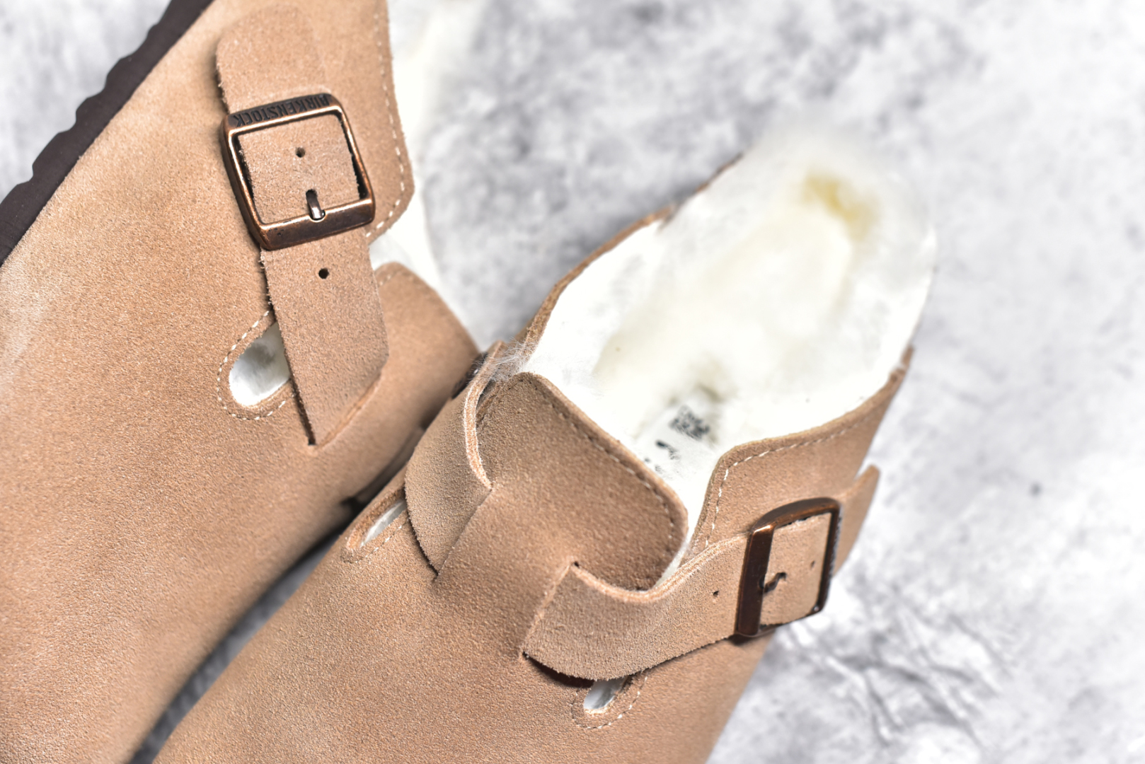 图片[9]-#独家 外贸批次 加绒Birkenstock Boston VL 勃肯软木底包头拖鞋加绒版 天鹅绒般的绒面革赋子休闲的经典外观 四季皆宜 柔软的鞋床采用额外的泡沫缓冲层 提供额外的舒适感和全天支撑 全网独家首发 源于德国的严谨工艺 牛巴戎面 中层松木 EVA 三层组合大底 优质牛皮面料五金扣 出口订单 尺码：35 36 37 38 39 40-选品中心