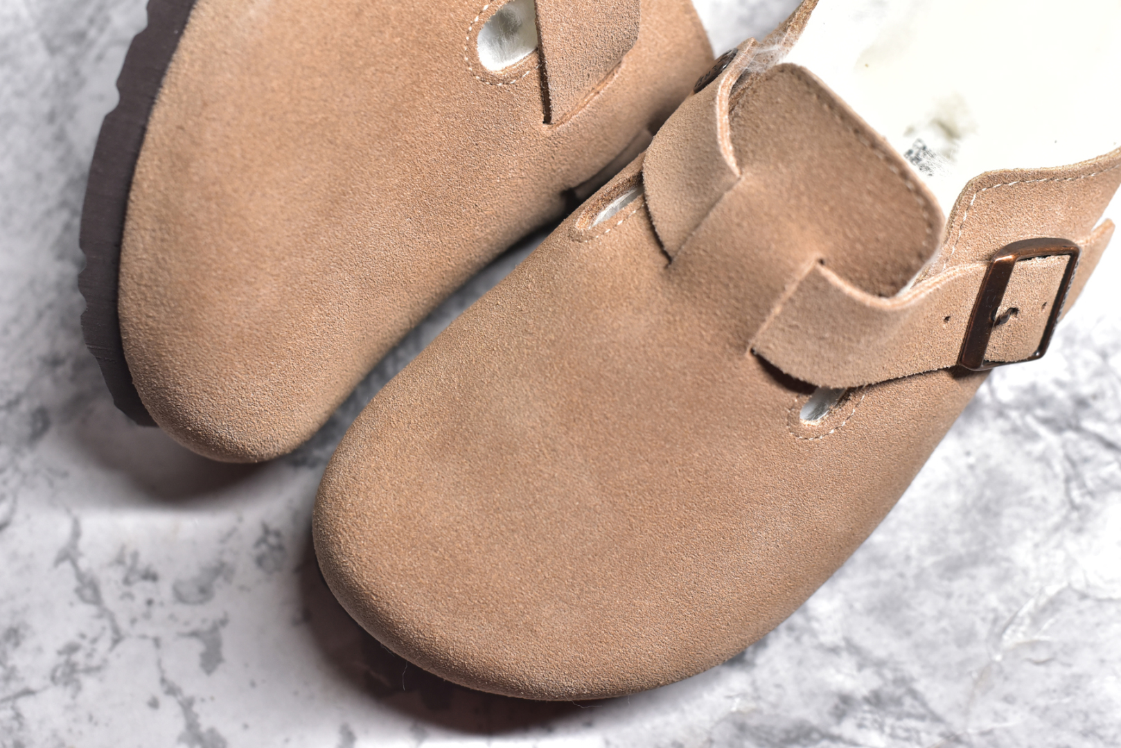 图片[8]-#独家 外贸批次 加绒Birkenstock Boston VL 勃肯软木底包头拖鞋加绒版 天鹅绒般的绒面革赋子休闲的经典外观 四季皆宜 柔软的鞋床采用额外的泡沫缓冲层 提供额外的舒适感和全天支撑 全网独家首发 源于德国的严谨工艺 牛巴戎面 中层松木 EVA 三层组合大底 优质牛皮面料五金扣 出口订单 尺码：35 36 37 38 39 40-选品中心