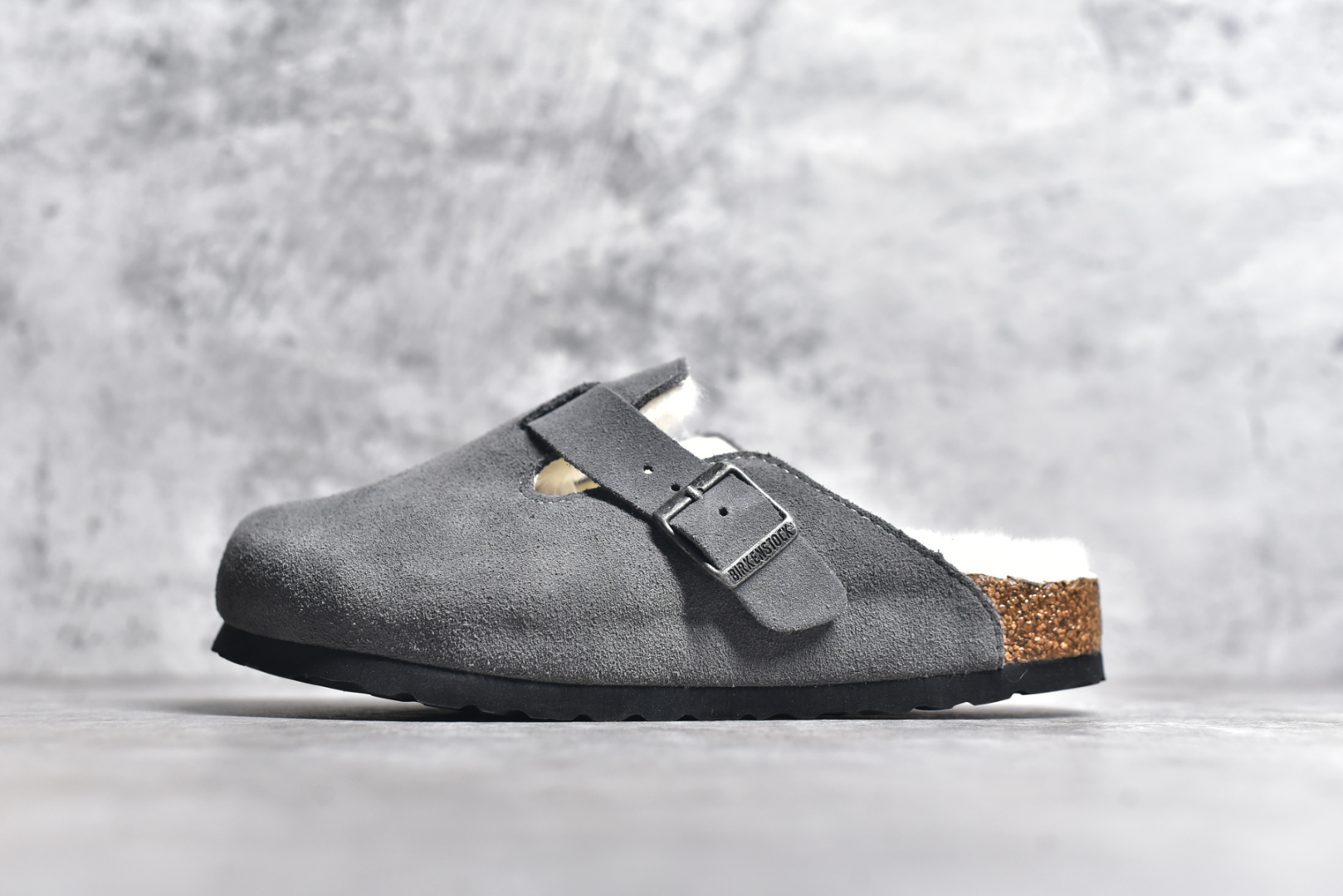 #独家 外贸批次 加绒Birkenstock Boston VL 勃肯软木底包头拖鞋加绒版 天鹅绒般的绒面革赋子休闲的经典外观 四季皆宜 柔软的鞋床采用额外的泡沫缓冲层 提供额外的舒适感和全天支撑 全网独家首发 源于德国的严谨工艺 牛巴戎面 中层松木 EVA 三层组合大底 优质牛皮面料五金扣 出口订单 尺码：35 36 37 38 39 40-选品中心