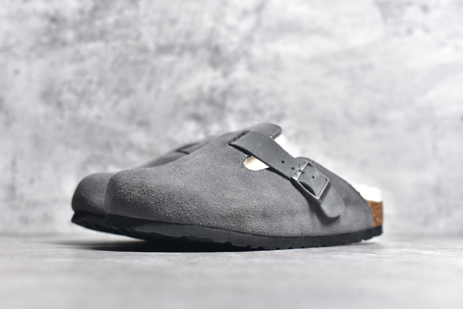 图片[2]-#独家 外贸批次 加绒Birkenstock Boston VL 勃肯软木底包头拖鞋加绒版 天鹅绒般的绒面革赋子休闲的经典外观 四季皆宜 柔软的鞋床采用额外的泡沫缓冲层 提供额外的舒适感和全天支撑 全网独家首发 源于德国的严谨工艺 牛巴戎面 中层松木 EVA 三层组合大底 优质牛皮面料五金扣 出口订单 尺码：35 36 37 38 39 40-选品中心