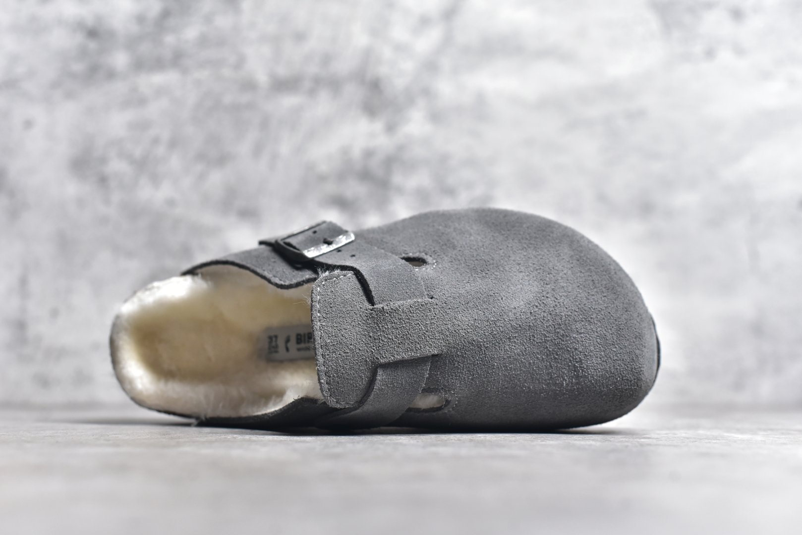 图片[4]-#独家 外贸批次 加绒Birkenstock Boston VL 勃肯软木底包头拖鞋加绒版 天鹅绒般的绒面革赋子休闲的经典外观 四季皆宜 柔软的鞋床采用额外的泡沫缓冲层 提供额外的舒适感和全天支撑 全网独家首发 源于德国的严谨工艺 牛巴戎面 中层松木 EVA 三层组合大底 优质牛皮面料五金扣 出口订单 尺码：35 36 37 38 39 40-选品中心