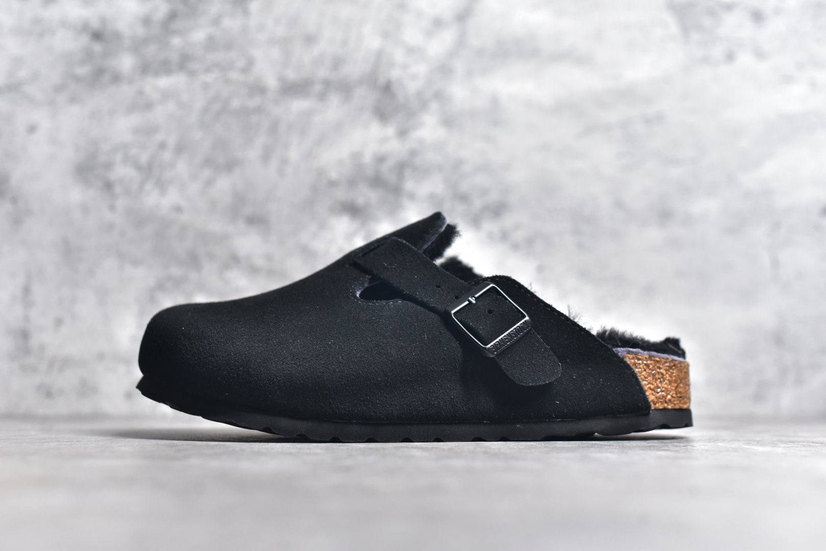 #独家 外贸批次 加绒Birkenstock Boston VL 勃肯软木底包头拖鞋加绒版 天鹅绒般的绒面革赋子休闲的经典外观 四季皆宜 柔软的鞋床采用额外的泡沫缓冲层 提供额外的舒适感和全天支撑 全网独家首发 源于德国的严谨工艺 牛巴戎面 中层松木 EVA 三层组合大底 优质牛皮面料五金扣 出口订单 尺码：35 36 37 38 39 40-选品中心