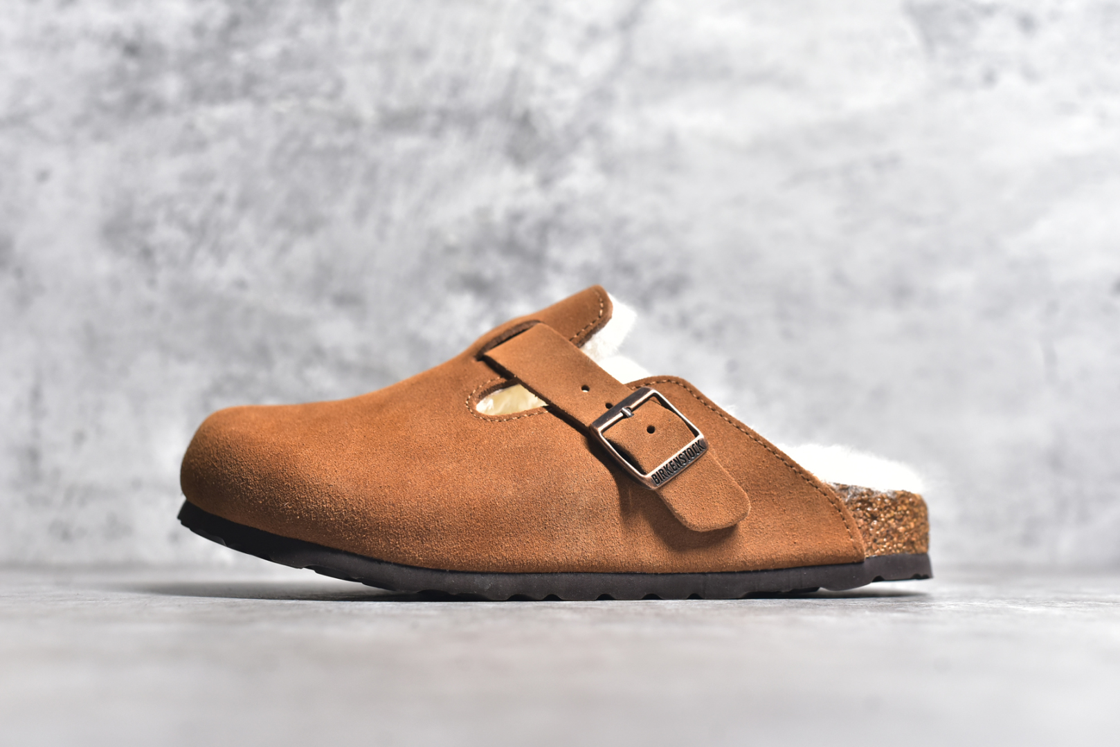 #独家 外贸批次 加绒Birkenstock Boston VL 勃肯软木底包头拖鞋加绒版 天鹅绒般的绒面革赋子休闲的经典外观 四季皆宜 柔软的鞋床采用额外的泡沫缓冲层 提供额外的舒适感和全天支撑 全网独家首发 源于德国的严谨工艺 牛巴戎面 中层松木 EVA 三层组合大底 优质牛皮面料五金扣 出口订单 尺码：35 36 37 38 39 40-选品中心
