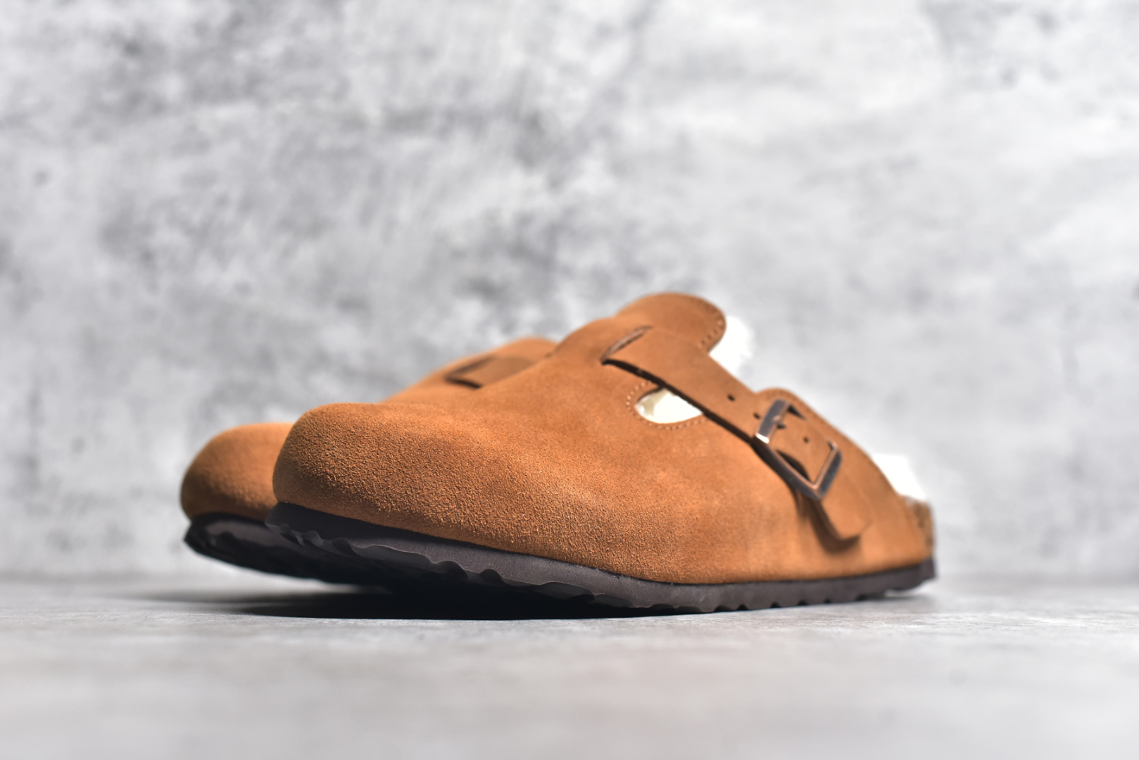 图片[2]-#独家 外贸批次 加绒Birkenstock Boston VL 勃肯软木底包头拖鞋加绒版 天鹅绒般的绒面革赋子休闲的经典外观 四季皆宜 柔软的鞋床采用额外的泡沫缓冲层 提供额外的舒适感和全天支撑 全网独家首发 源于德国的严谨工艺 牛巴戎面 中层松木 EVA 三层组合大底 优质牛皮面料五金扣 出口订单 尺码：35 36 37 38 39 40-选品中心