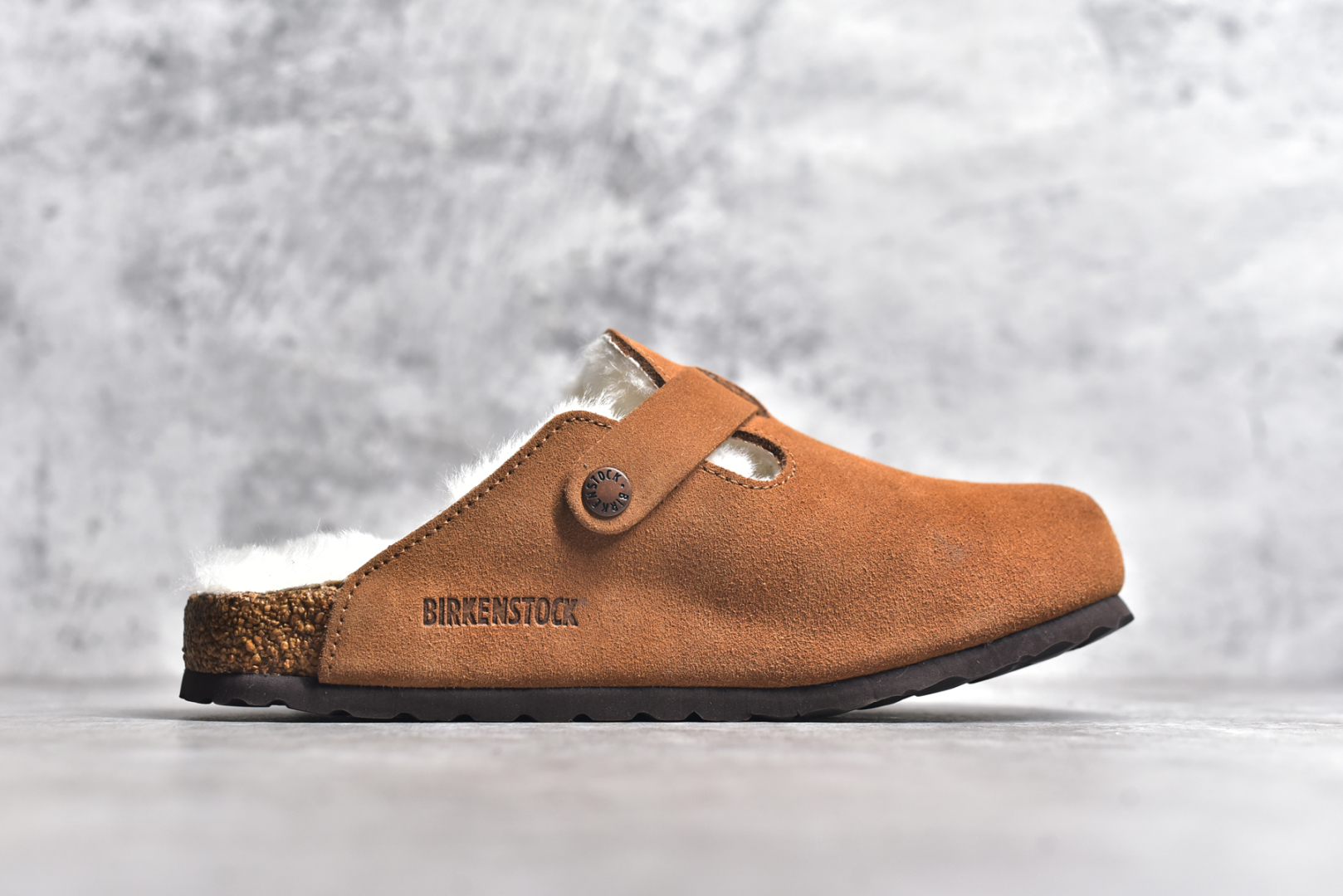 图片[3]-#独家 外贸批次 加绒Birkenstock Boston VL 勃肯软木底包头拖鞋加绒版 天鹅绒般的绒面革赋子休闲的经典外观 四季皆宜 柔软的鞋床采用额外的泡沫缓冲层 提供额外的舒适感和全天支撑 全网独家首发 源于德国的严谨工艺 牛巴戎面 中层松木 EVA 三层组合大底 优质牛皮面料五金扣 出口订单 尺码：35 36 37 38 39 40-选品中心