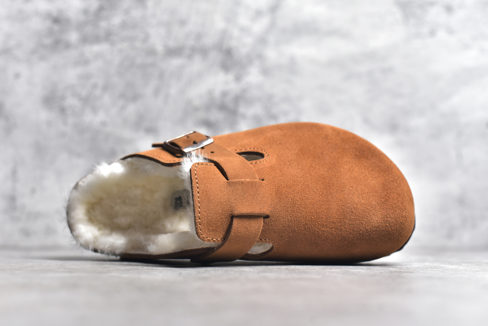 图片[4]-#独家 外贸批次 加绒Birkenstock Boston VL 勃肯软木底包头拖鞋加绒版 天鹅绒般的绒面革赋子休闲的经典外观 四季皆宜 柔软的鞋床采用额外的泡沫缓冲层 提供额外的舒适感和全天支撑 全网独家首发 源于德国的严谨工艺 牛巴戎面 中层松木 EVA 三层组合大底 优质牛皮面料五金扣 出口订单 尺码：35 36 37 38 39 40-选品中心