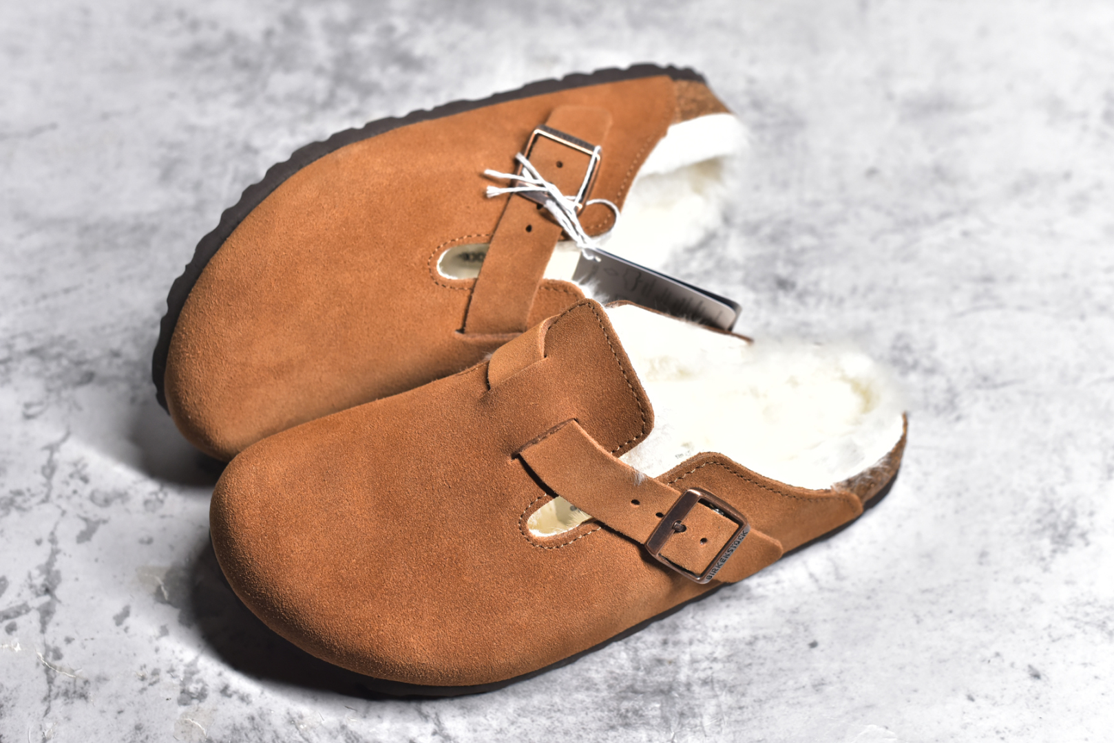 图片[7]-#独家 外贸批次 加绒Birkenstock Boston VL 勃肯软木底包头拖鞋加绒版 天鹅绒般的绒面革赋子休闲的经典外观 四季皆宜 柔软的鞋床采用额外的泡沫缓冲层 提供额外的舒适感和全天支撑 全网独家首发 源于德国的严谨工艺 牛巴戎面 中层松木 EVA 三层组合大底 优质牛皮面料五金扣 出口订单 尺码：35 36 37 38 39 40-选品中心