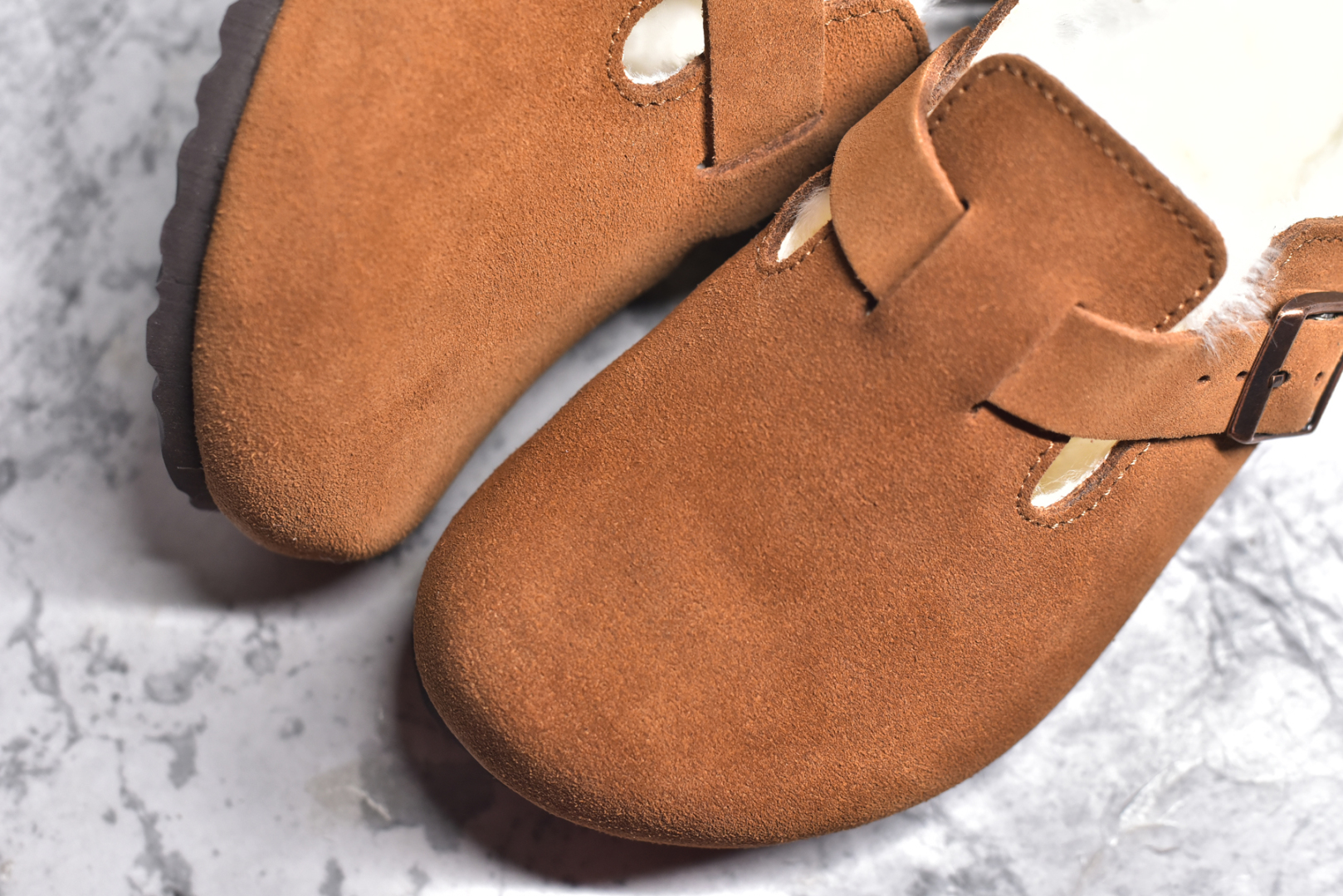 图片[8]-#独家 外贸批次 加绒Birkenstock Boston VL 勃肯软木底包头拖鞋加绒版 天鹅绒般的绒面革赋子休闲的经典外观 四季皆宜 柔软的鞋床采用额外的泡沫缓冲层 提供额外的舒适感和全天支撑 全网独家首发 源于德国的严谨工艺 牛巴戎面 中层松木 EVA 三层组合大底 优质牛皮面料五金扣 出口订单 尺码：35 36 37 38 39 40-选品中心