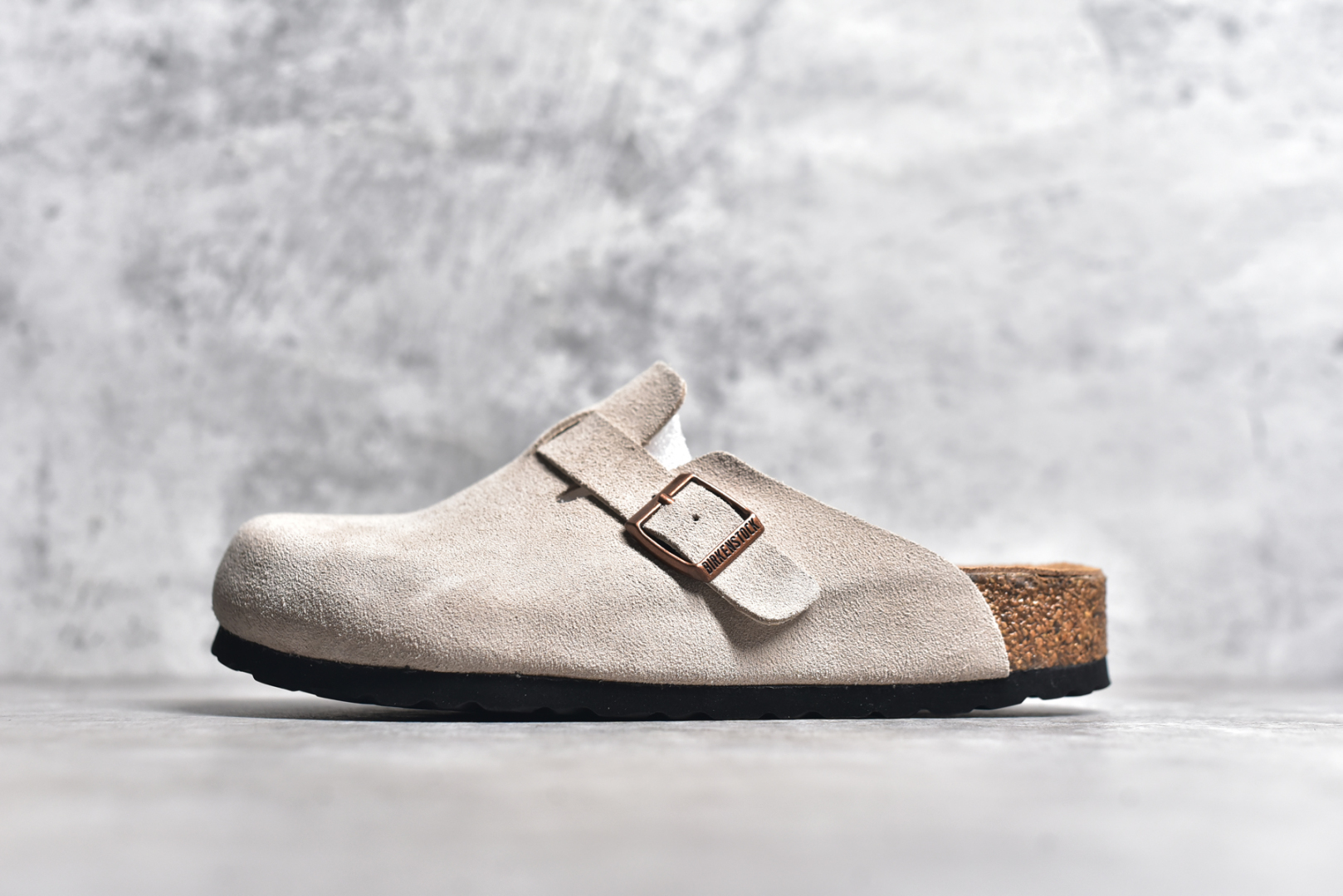 #独家 外贸批次 Birkenstock London 系列勃肯皮革绒面双扣时尚休闲平底鞋 牛皮绒面革质地柔软 搭配可调节鞋扣提升穿着舒适度 人体工学设计分散脚部压力 保护脚踝 软木乳胶鞋床具有一定的收缩性 长时间穿着后能贴合脚型 EVA鞋底回弹性和抗张性力高 具有良好的防震、缓冲性 四季皆宜 柔软的鞋床采用额外的泡沫缓冲层 提供额外的舒适感和全天支撑 全网独家首发 源于德国的严谨工艺 牛巴戎面 中层松木 EVA 三层组合大底 优质牛皮面料五金扣 尺码：35 36 37 38 39 40 41 42 43 44 45-选品中心