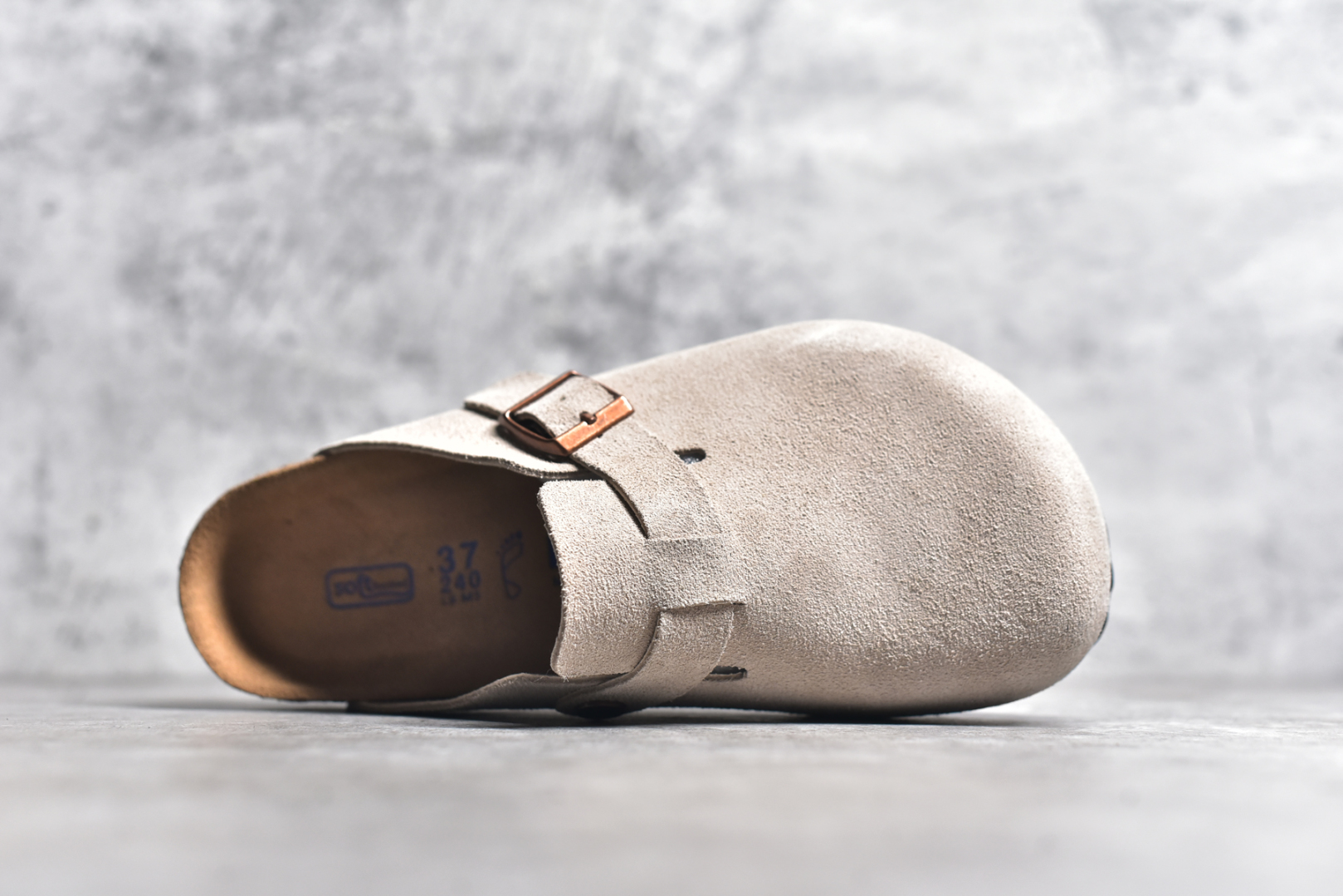 图片[4]-#独家 外贸批次 Birkenstock London 系列勃肯皮革绒面双扣时尚休闲平底鞋 牛皮绒面革质地柔软 搭配可调节鞋扣提升穿着舒适度 人体工学设计分散脚部压力 保护脚踝 软木乳胶鞋床具有一定的收缩性 长时间穿着后能贴合脚型 EVA鞋底回弹性和抗张性力高 具有良好的防震、缓冲性 四季皆宜 柔软的鞋床采用额外的泡沫缓冲层 提供额外的舒适感和全天支撑 全网独家首发 源于德国的严谨工艺 牛巴戎面 中层松木 EVA 三层组合大底 优质牛皮面料五金扣 尺码：35 36 37 38 39 40 41 42 43 44 45-选品中心