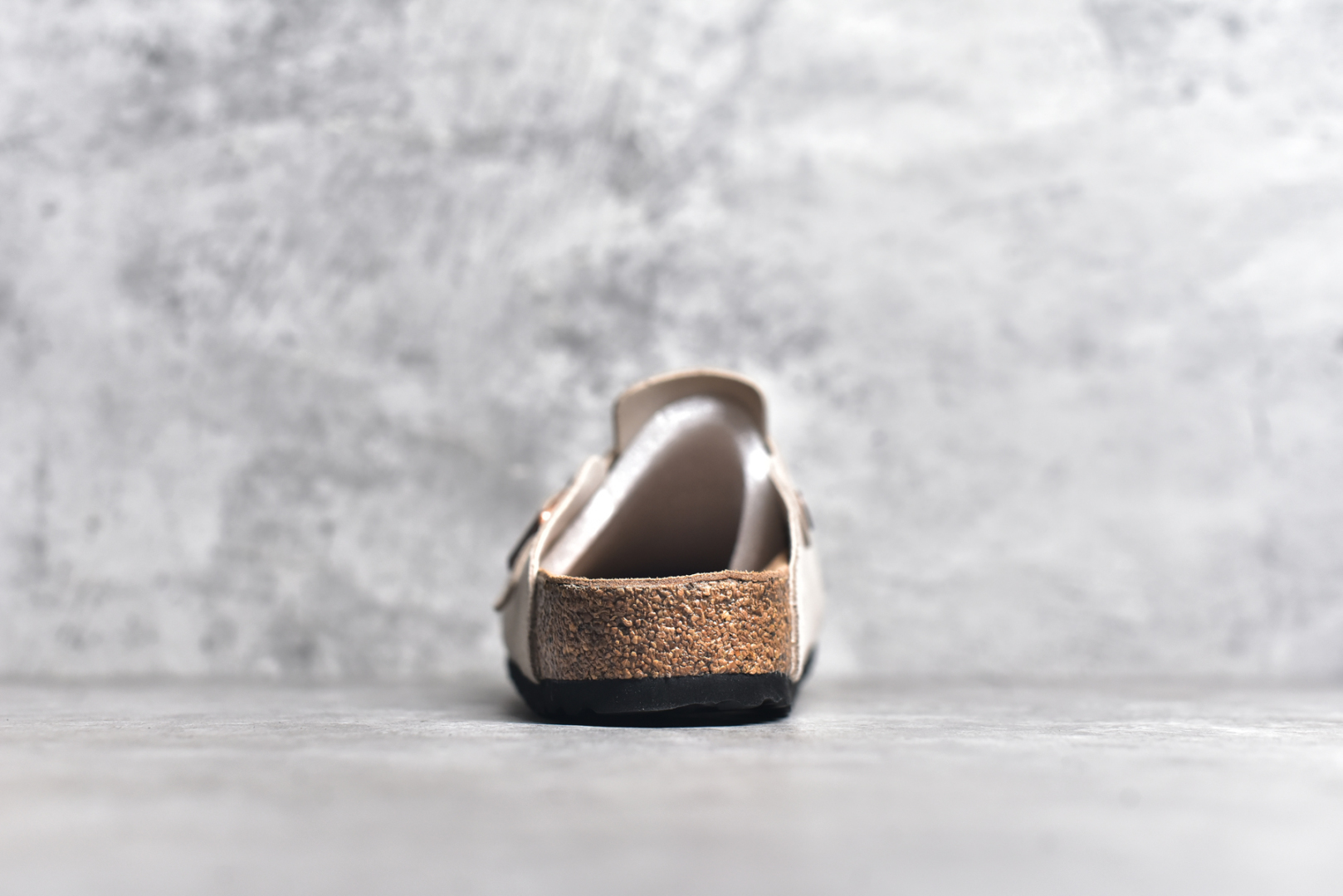 图片[5]-#独家 外贸批次 Birkenstock London 系列勃肯皮革绒面双扣时尚休闲平底鞋 牛皮绒面革质地柔软 搭配可调节鞋扣提升穿着舒适度 人体工学设计分散脚部压力 保护脚踝 软木乳胶鞋床具有一定的收缩性 长时间穿着后能贴合脚型 EVA鞋底回弹性和抗张性力高 具有良好的防震、缓冲性 四季皆宜 柔软的鞋床采用额外的泡沫缓冲层 提供额外的舒适感和全天支撑 全网独家首发 源于德国的严谨工艺 牛巴戎面 中层松木 EVA 三层组合大底 优质牛皮面料五金扣 尺码：35 36 37 38 39 40 41 42 43 44 45-选品中心
