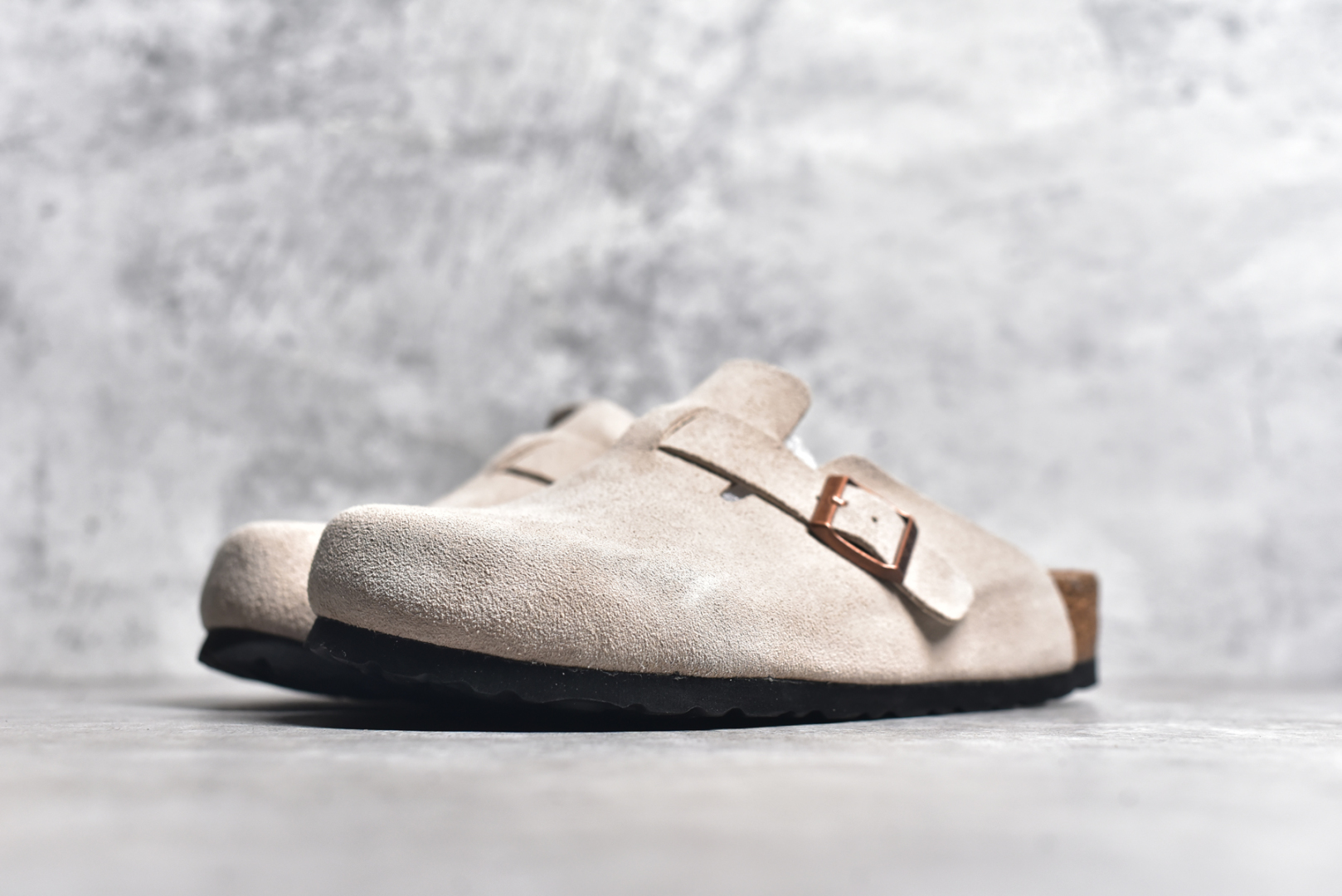 图片[2]-#独家 外贸批次 Birkenstock London 系列勃肯皮革绒面双扣时尚休闲平底鞋 牛皮绒面革质地柔软 搭配可调节鞋扣提升穿着舒适度 人体工学设计分散脚部压力 保护脚踝 软木乳胶鞋床具有一定的收缩性 长时间穿着后能贴合脚型 EVA鞋底回弹性和抗张性力高 具有良好的防震、缓冲性 四季皆宜 柔软的鞋床采用额外的泡沫缓冲层 提供额外的舒适感和全天支撑 全网独家首发 源于德国的严谨工艺 牛巴戎面 中层松木 EVA 三层组合大底 优质牛皮面料五金扣 尺码：35 36 37 38 39 40 41 42 43 44 45-选品中心