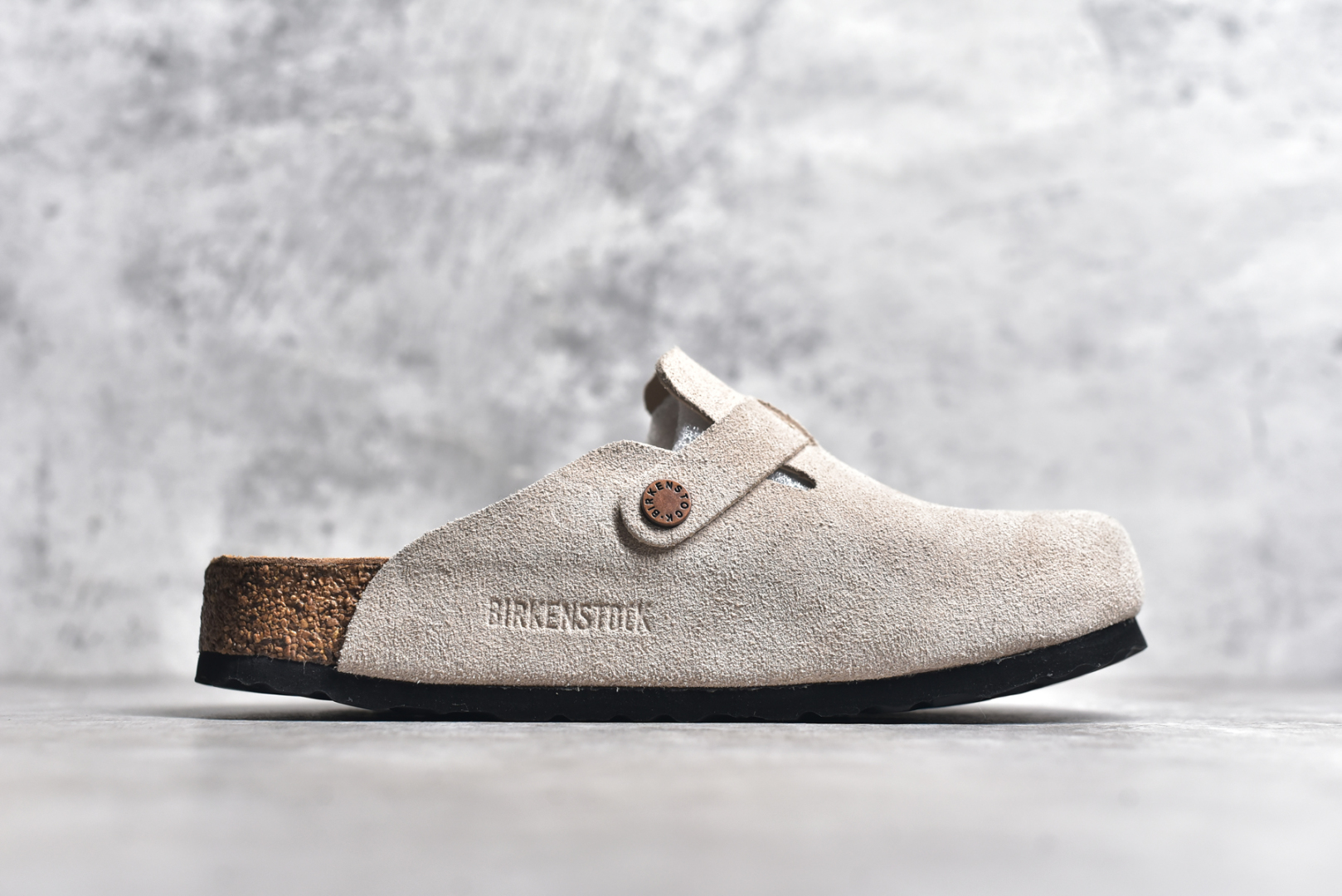 图片[3]-#独家 外贸批次 Birkenstock London 系列勃肯皮革绒面双扣时尚休闲平底鞋 牛皮绒面革质地柔软 搭配可调节鞋扣提升穿着舒适度 人体工学设计分散脚部压力 保护脚踝 软木乳胶鞋床具有一定的收缩性 长时间穿着后能贴合脚型 EVA鞋底回弹性和抗张性力高 具有良好的防震、缓冲性 四季皆宜 柔软的鞋床采用额外的泡沫缓冲层 提供额外的舒适感和全天支撑 全网独家首发 源于德国的严谨工艺 牛巴戎面 中层松木 EVA 三层组合大底 优质牛皮面料五金扣 尺码：35 36 37 38 39 40 41 42 43 44 45-选品中心