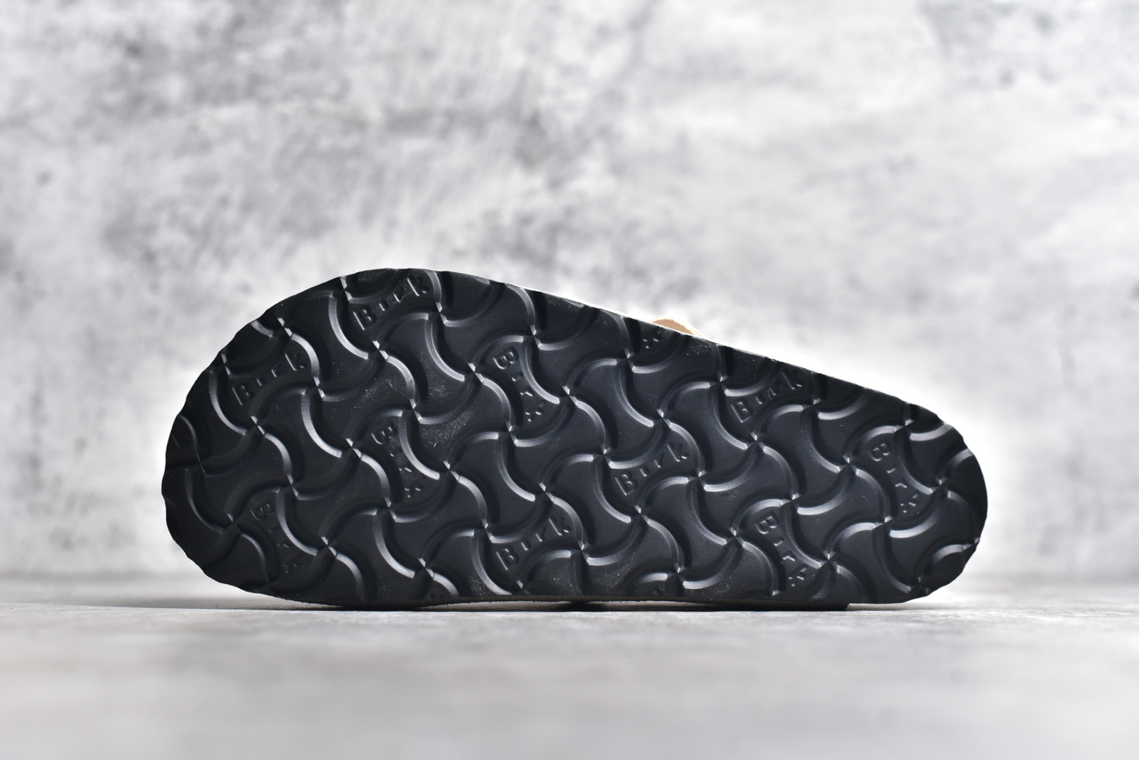 图片[6]-#独家 外贸批次 Birkenstock London 系列勃肯皮革绒面双扣时尚休闲平底鞋 牛皮绒面革质地柔软 搭配可调节鞋扣提升穿着舒适度 人体工学设计分散脚部压力 保护脚踝 软木乳胶鞋床具有一定的收缩性 长时间穿着后能贴合脚型 EVA鞋底回弹性和抗张性力高 具有良好的防震、缓冲性 四季皆宜 柔软的鞋床采用额外的泡沫缓冲层 提供额外的舒适感和全天支撑 全网独家首发 源于德国的严谨工艺 牛巴戎面 中层松木 EVA 三层组合大底 优质牛皮面料五金扣 尺码：35 36 37 38 39 40 41 42 43 44 45-选品中心