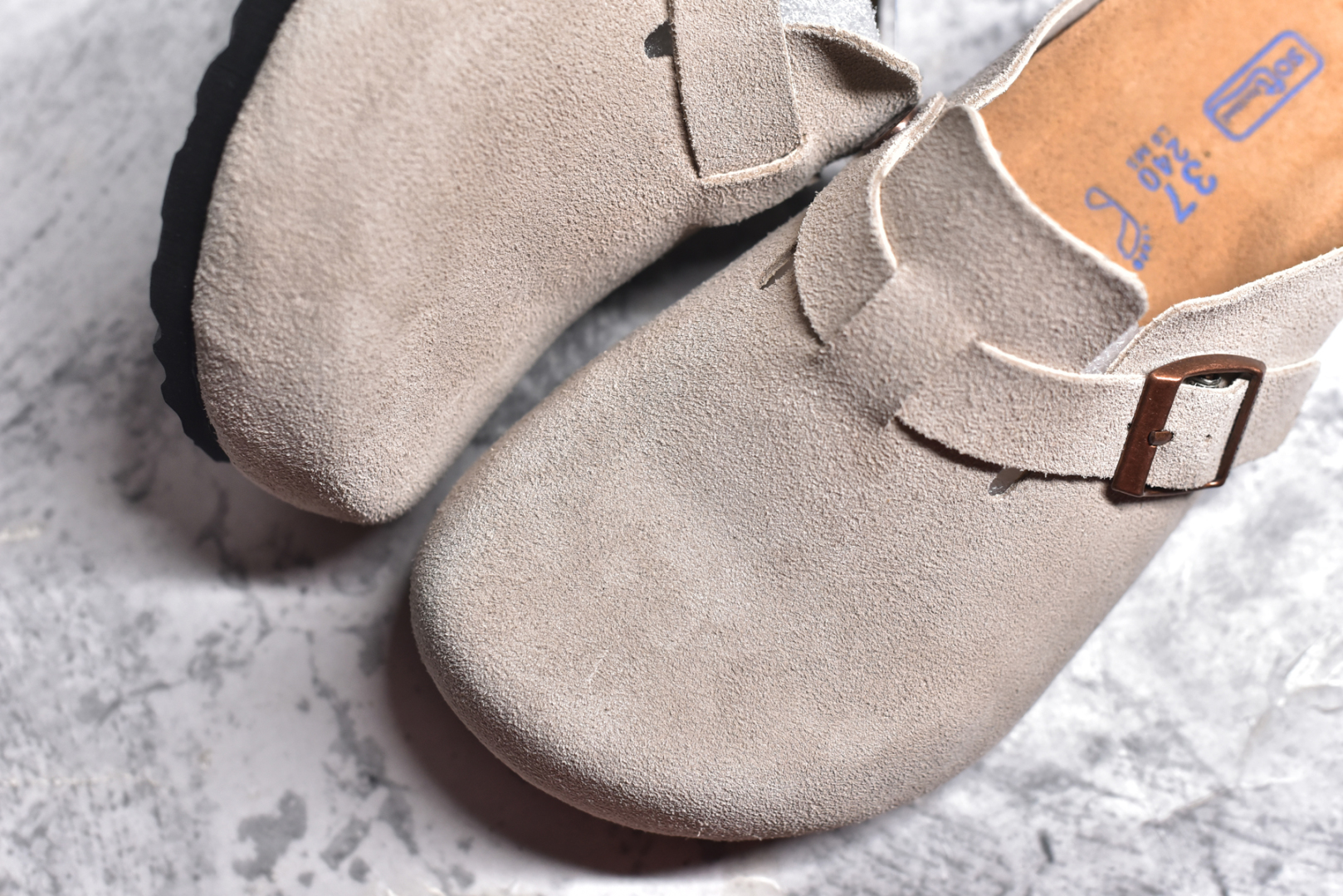 图片[8]-#独家 外贸批次 Birkenstock London 系列勃肯皮革绒面双扣时尚休闲平底鞋 牛皮绒面革质地柔软 搭配可调节鞋扣提升穿着舒适度 人体工学设计分散脚部压力 保护脚踝 软木乳胶鞋床具有一定的收缩性 长时间穿着后能贴合脚型 EVA鞋底回弹性和抗张性力高 具有良好的防震、缓冲性 四季皆宜 柔软的鞋床采用额外的泡沫缓冲层 提供额外的舒适感和全天支撑 全网独家首发 源于德国的严谨工艺 牛巴戎面 中层松木 EVA 三层组合大底 优质牛皮面料五金扣 尺码：35 36 37 38 39 40 41 42 43 44 45-选品中心