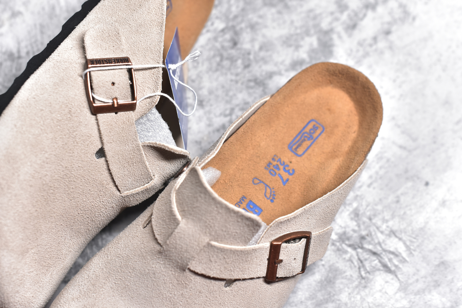 图片[9]-#独家 外贸批次 Birkenstock London 系列勃肯皮革绒面双扣时尚休闲平底鞋 牛皮绒面革质地柔软 搭配可调节鞋扣提升穿着舒适度 人体工学设计分散脚部压力 保护脚踝 软木乳胶鞋床具有一定的收缩性 长时间穿着后能贴合脚型 EVA鞋底回弹性和抗张性力高 具有良好的防震、缓冲性 四季皆宜 柔软的鞋床采用额外的泡沫缓冲层 提供额外的舒适感和全天支撑 全网独家首发 源于德国的严谨工艺 牛巴戎面 中层松木 EVA 三层组合大底 优质牛皮面料五金扣 尺码：35 36 37 38 39 40 41 42 43 44 45-选品中心