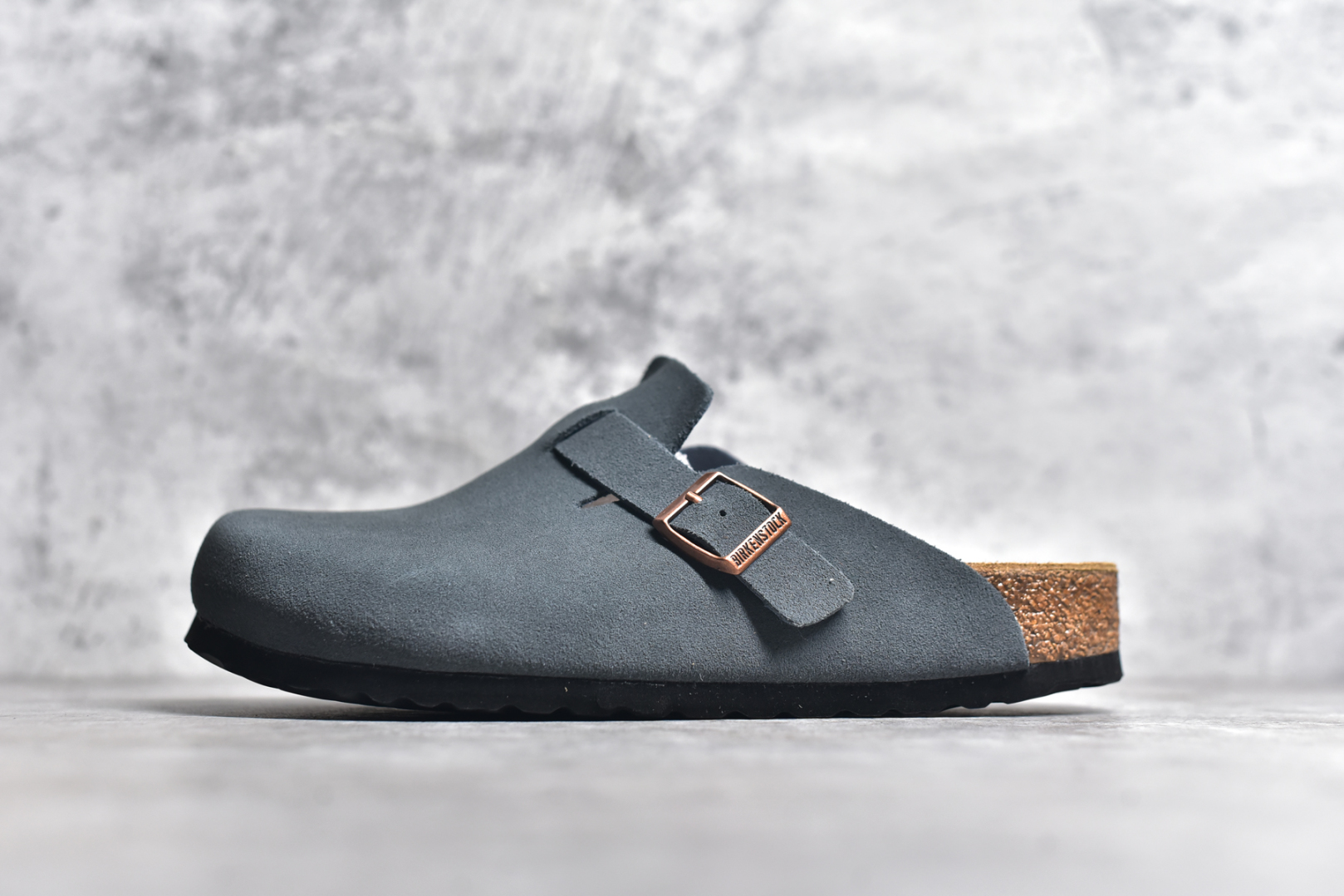 #独家 外贸批次 Birkenstock London 系列勃肯皮革绒面双扣时尚休闲平底鞋 牛皮绒面革质地柔软 搭配可调节鞋扣提升穿着舒适度 人体工学设计分散脚部压力 保护脚踝 软木乳胶鞋床具有一定的收缩性 长时间穿着后能贴合脚型 EVA鞋底回弹性和抗张性力高 具有良好的防震、缓冲性 四季皆宜 柔软的鞋床采用额外的泡沫缓冲层 提供额外的舒适感和全天支撑 全网独家首发 源于德国的严谨工艺 牛巴戎面 中层松木 EVA 三层组合大底 优质牛皮面料五金扣 尺码：35 36 37 38 39 40 41 42 43 44 45-选品中心