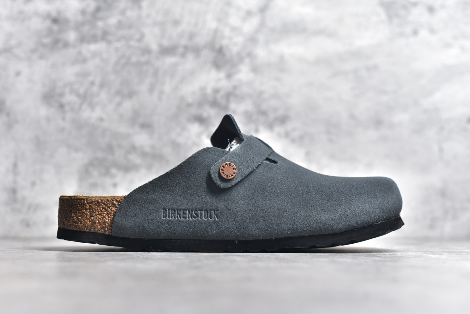 图片[3]-#独家 外贸批次 Birkenstock London 系列勃肯皮革绒面双扣时尚休闲平底鞋 牛皮绒面革质地柔软 搭配可调节鞋扣提升穿着舒适度 人体工学设计分散脚部压力 保护脚踝 软木乳胶鞋床具有一定的收缩性 长时间穿着后能贴合脚型 EVA鞋底回弹性和抗张性力高 具有良好的防震、缓冲性 四季皆宜 柔软的鞋床采用额外的泡沫缓冲层 提供额外的舒适感和全天支撑 全网独家首发 源于德国的严谨工艺 牛巴戎面 中层松木 EVA 三层组合大底 优质牛皮面料五金扣 尺码：35 36 37 38 39 40 41 42 43 44 45-选品中心