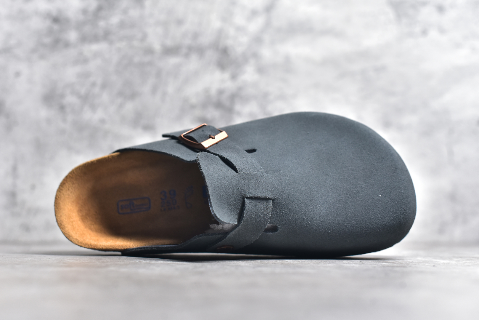 图片[4]-#独家 外贸批次 Birkenstock London 系列勃肯皮革绒面双扣时尚休闲平底鞋 牛皮绒面革质地柔软 搭配可调节鞋扣提升穿着舒适度 人体工学设计分散脚部压力 保护脚踝 软木乳胶鞋床具有一定的收缩性 长时间穿着后能贴合脚型 EVA鞋底回弹性和抗张性力高 具有良好的防震、缓冲性 四季皆宜 柔软的鞋床采用额外的泡沫缓冲层 提供额外的舒适感和全天支撑 全网独家首发 源于德国的严谨工艺 牛巴戎面 中层松木 EVA 三层组合大底 优质牛皮面料五金扣 尺码：35 36 37 38 39 40 41 42 43 44 45-选品中心