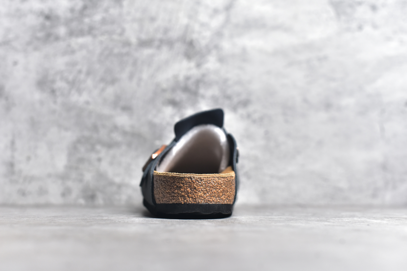 图片[5]-#独家 外贸批次 Birkenstock London 系列勃肯皮革绒面双扣时尚休闲平底鞋 牛皮绒面革质地柔软 搭配可调节鞋扣提升穿着舒适度 人体工学设计分散脚部压力 保护脚踝 软木乳胶鞋床具有一定的收缩性 长时间穿着后能贴合脚型 EVA鞋底回弹性和抗张性力高 具有良好的防震、缓冲性 四季皆宜 柔软的鞋床采用额外的泡沫缓冲层 提供额外的舒适感和全天支撑 全网独家首发 源于德国的严谨工艺 牛巴戎面 中层松木 EVA 三层组合大底 优质牛皮面料五金扣 尺码：35 36 37 38 39 40 41 42 43 44 45-选品中心